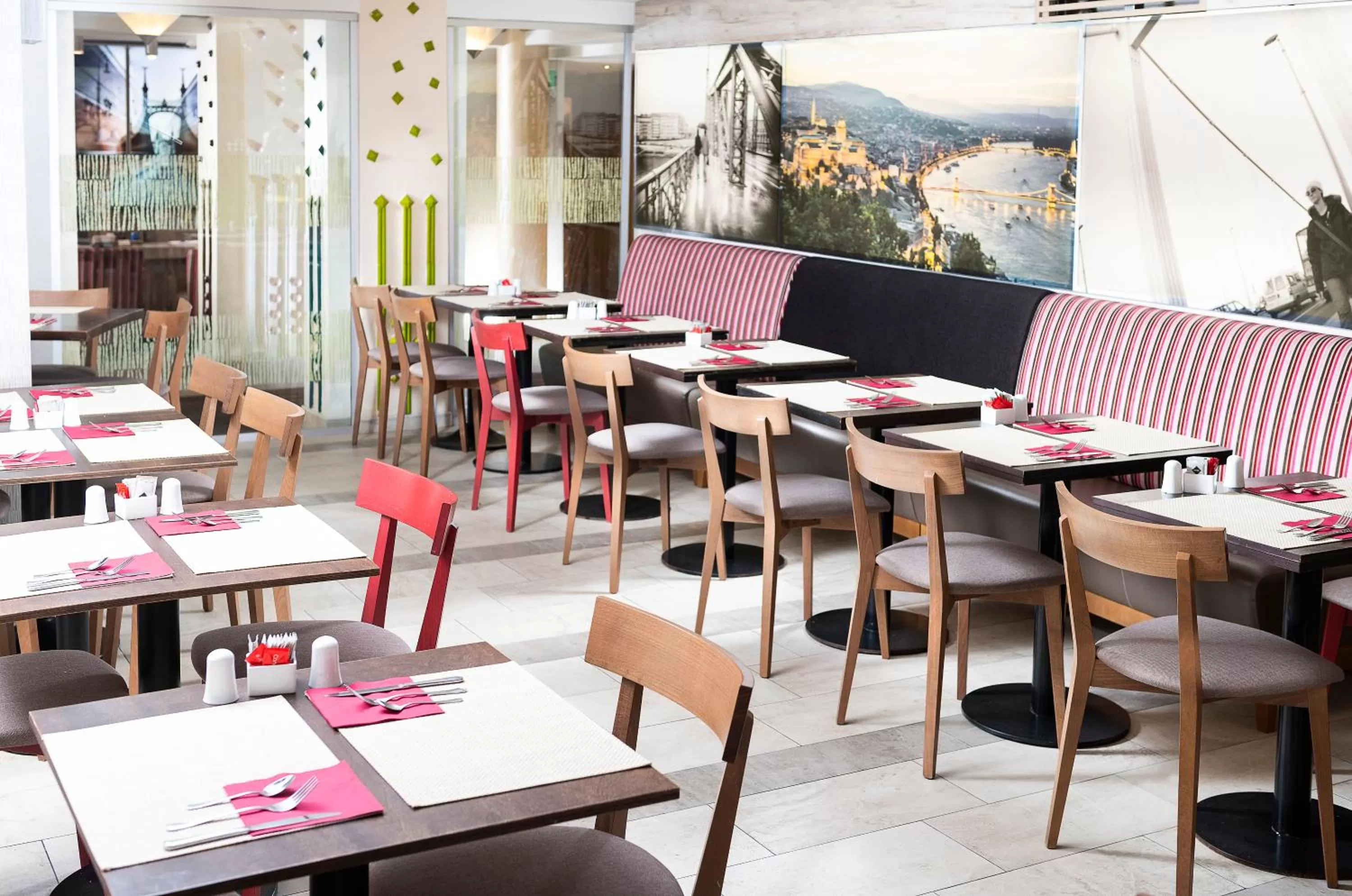 Restaurant/places to eat in Three Corners Hotel Art