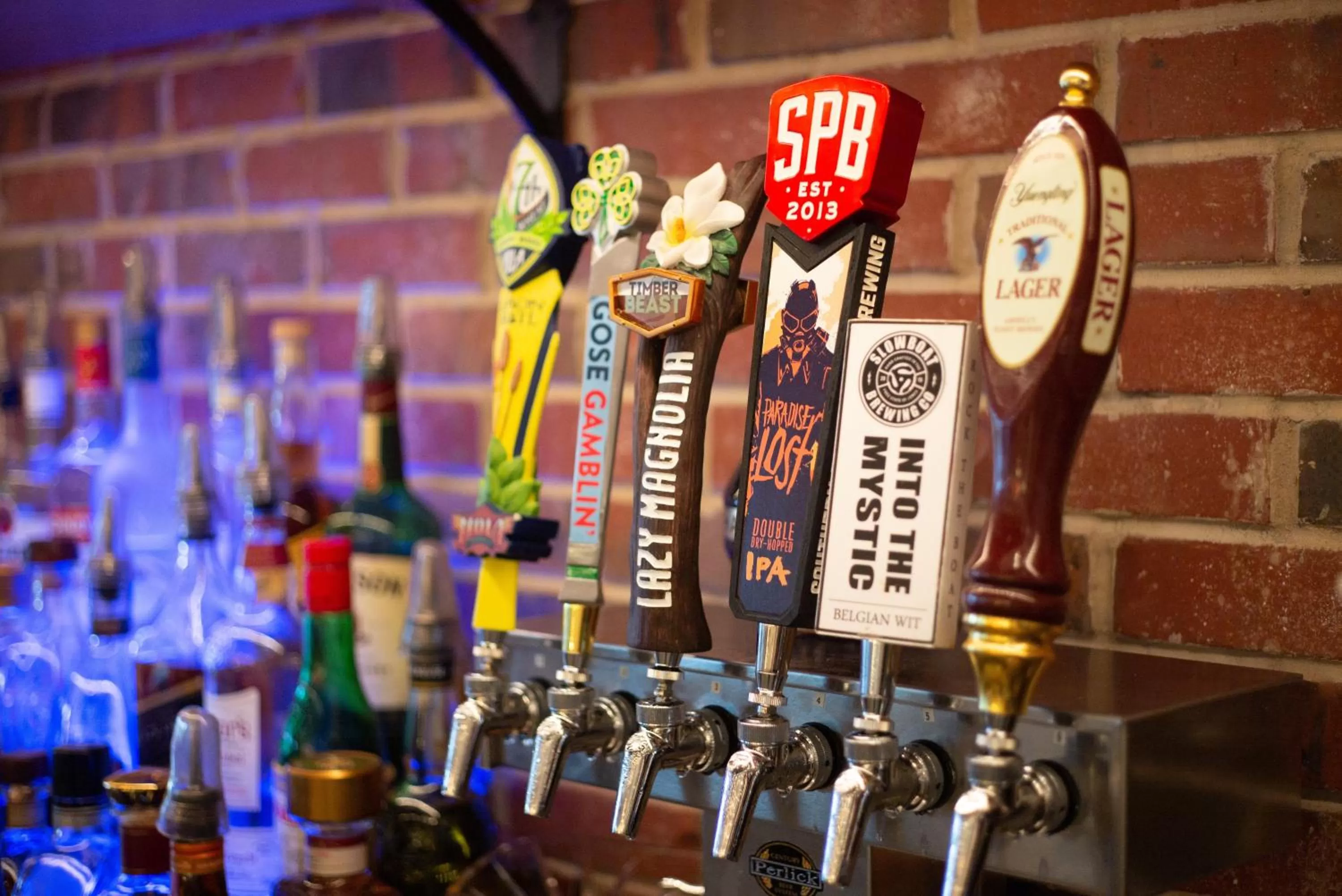 Lounge or bar in Hotel Indigo Hattiesburg by IHG