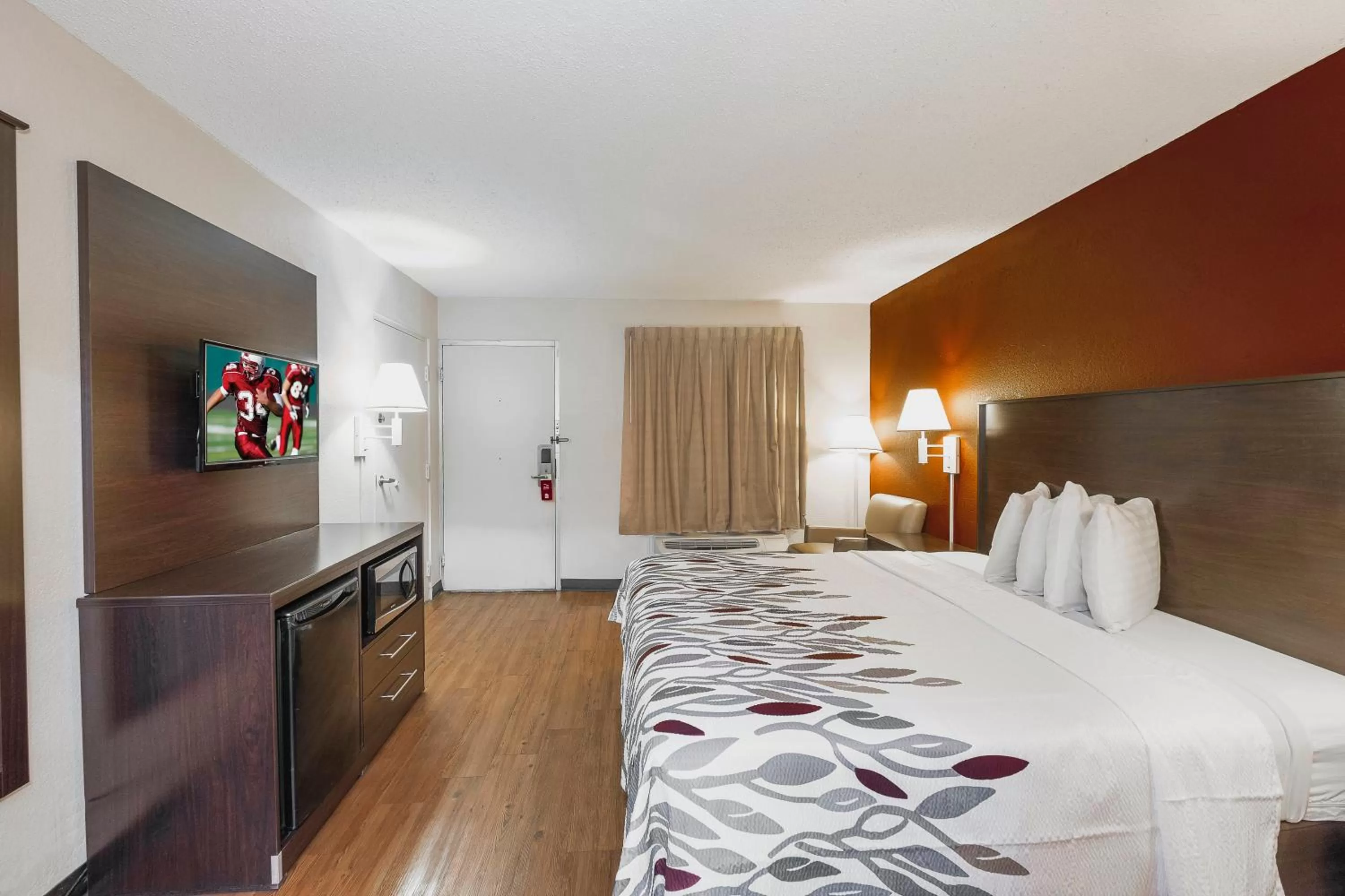 Photo of the whole room, Bed in Red Roof Inn Walterboro