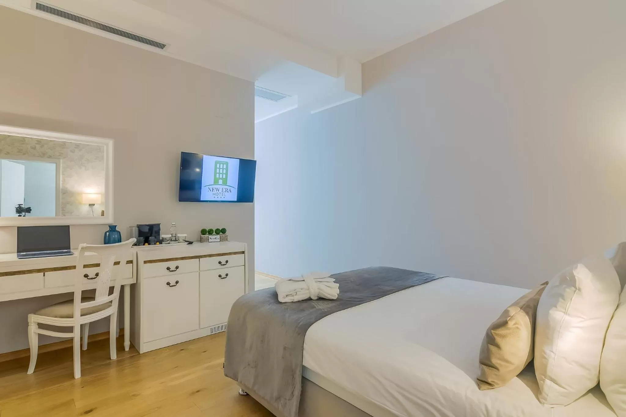 Bed in New Era Hotel Old Town Party Zone Bucharest- parking with fee nearby - NOT at the hotel !