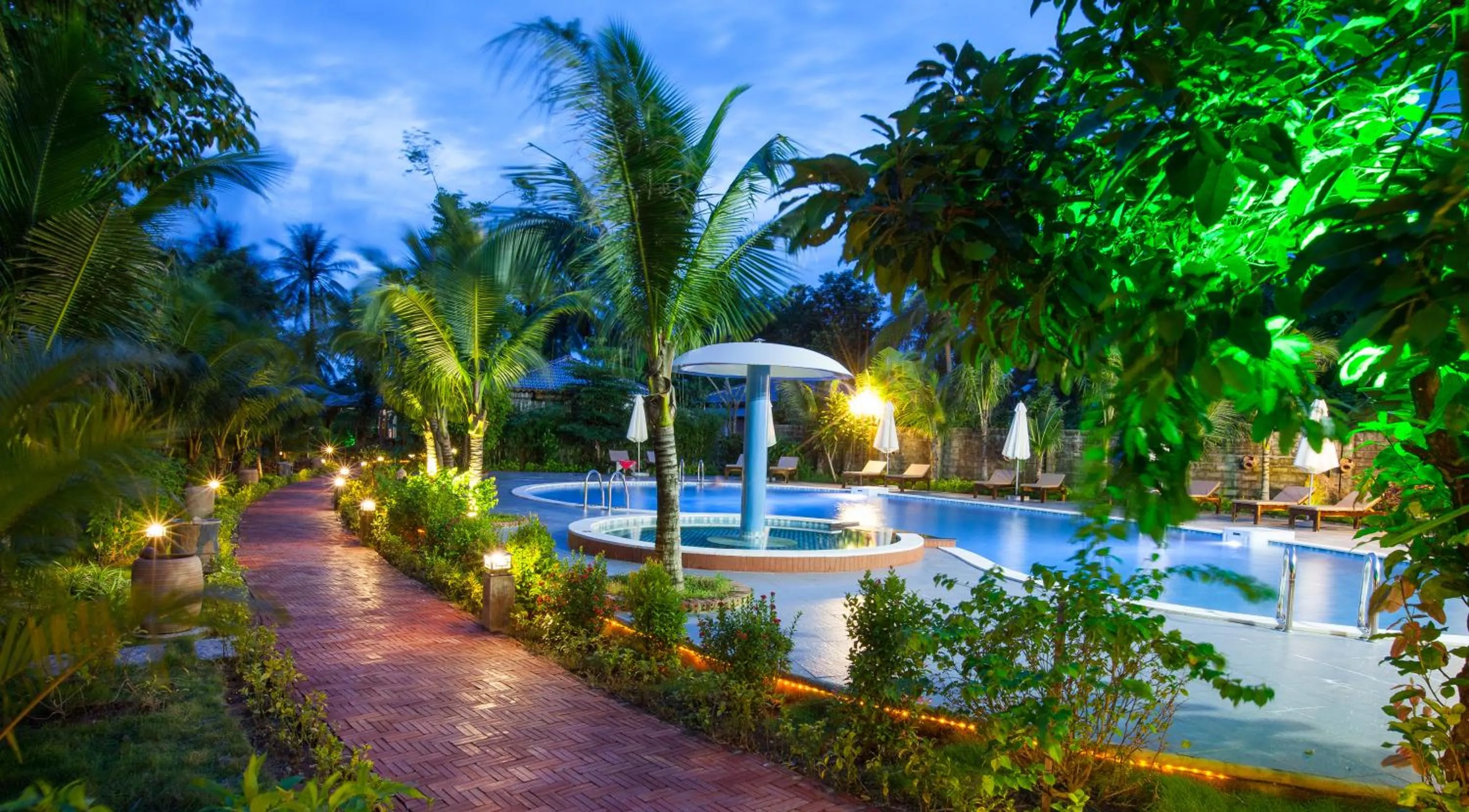 Swimming pool in Elwood Premier Resort Phu Quoc