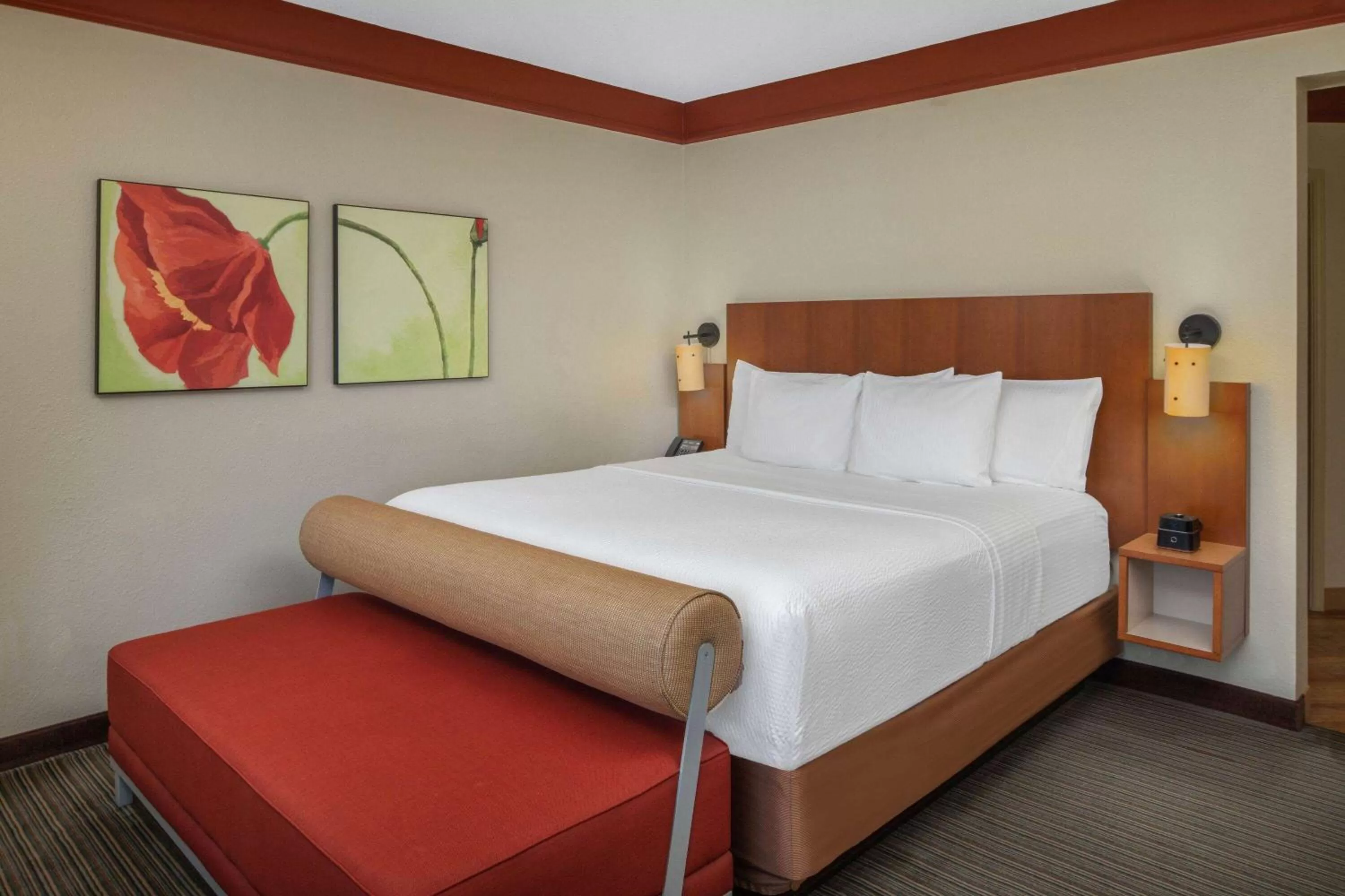 Photo of the whole room, Bed in La Quinta by Wyndham Atlanta Ballpark/Galleria