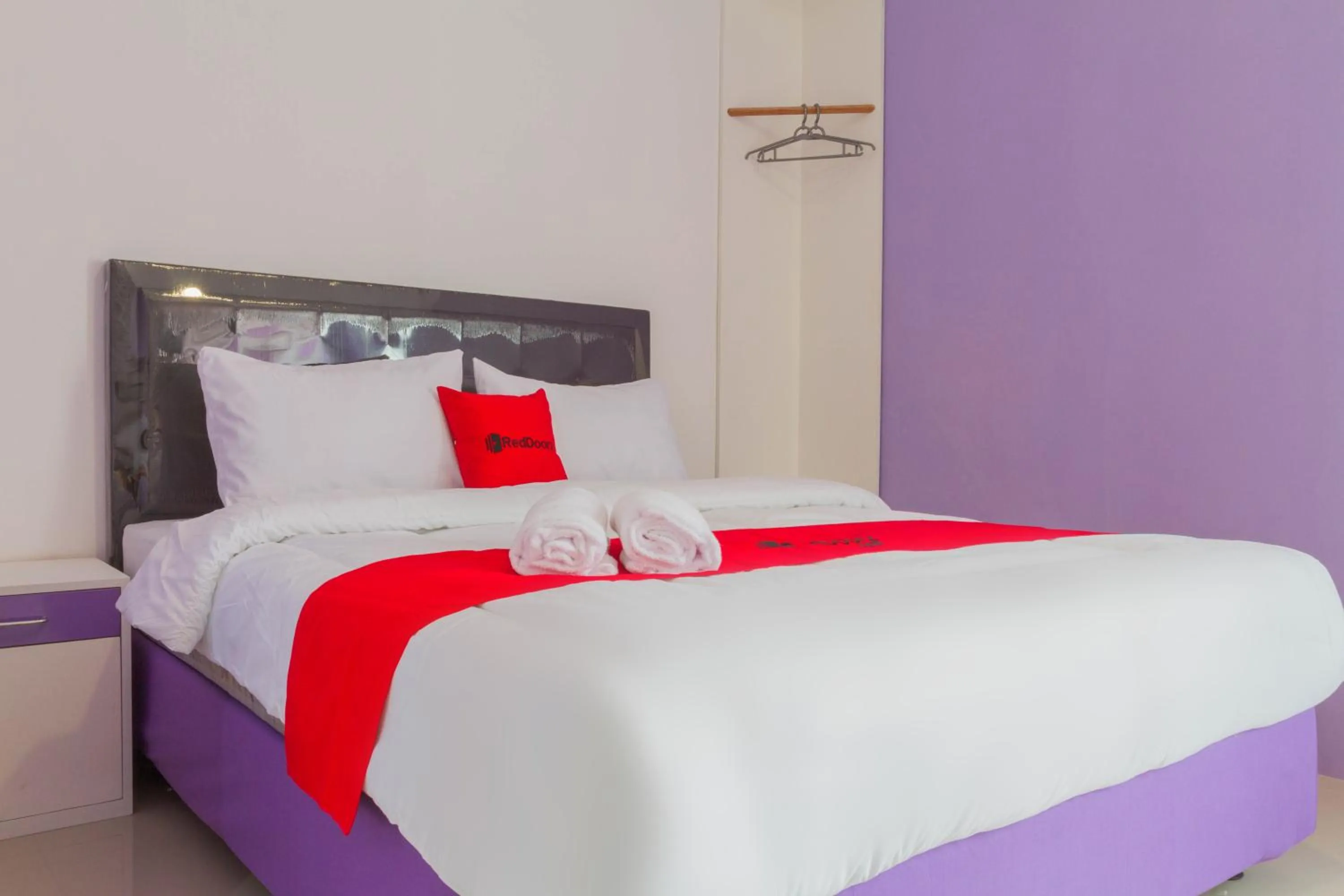 Bedroom, Bed in RedDoorz Plus @ Tuparev Cirebon 2