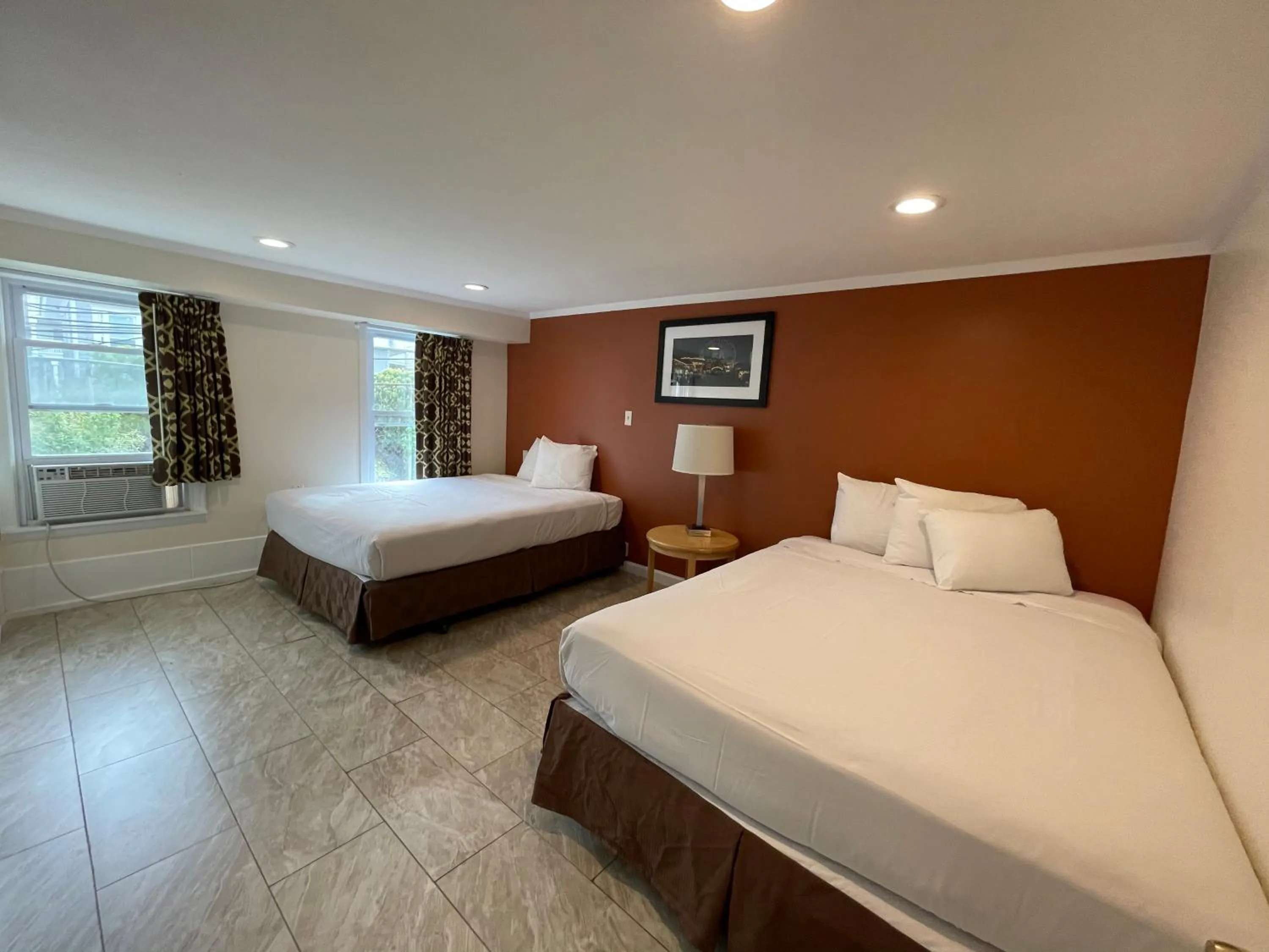 Bed in Wildwood Inn Hotel Travelodge Beach & Boardwalk