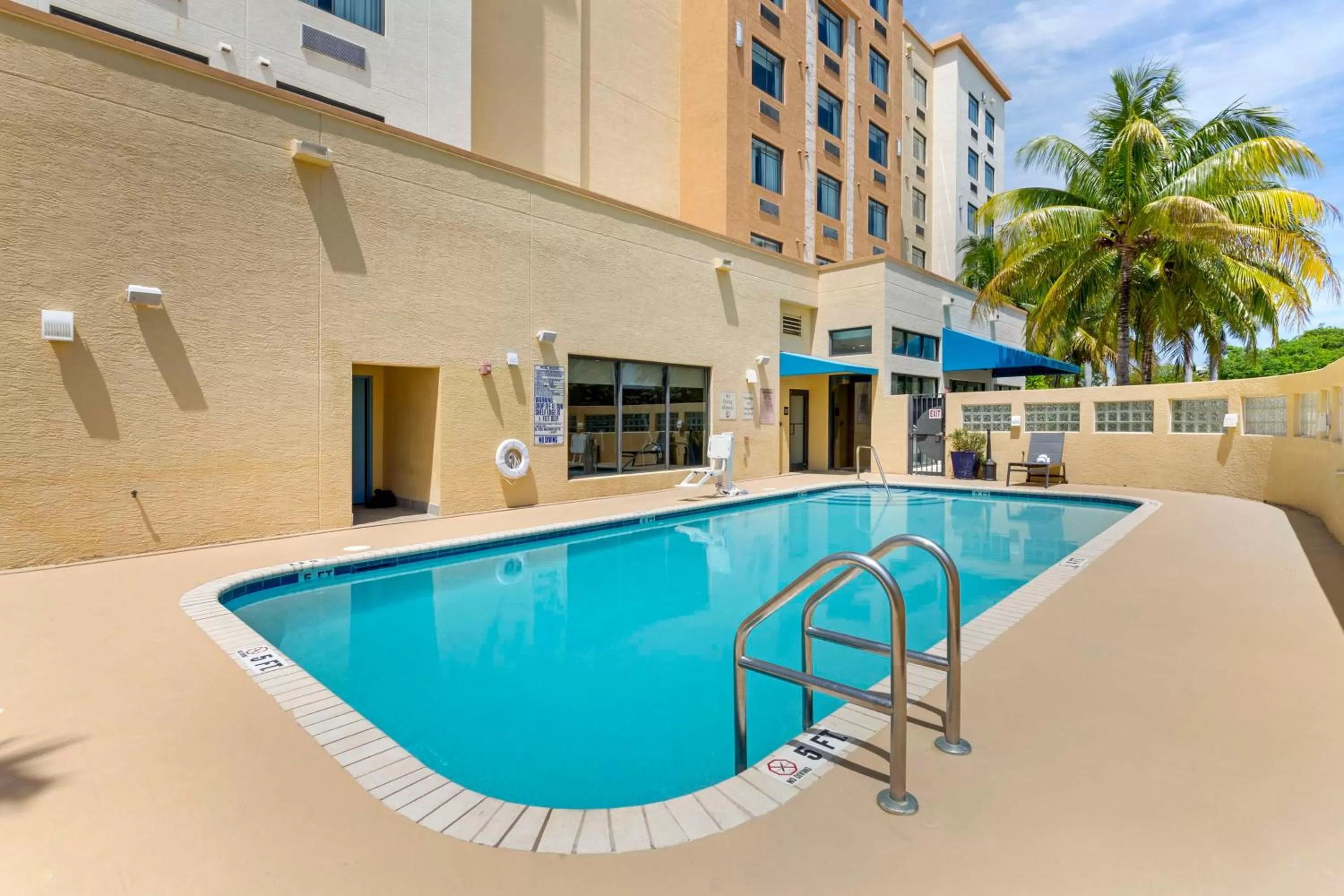 Pool view in Best Western Plus Miami Executive Airport Hotel and Suites