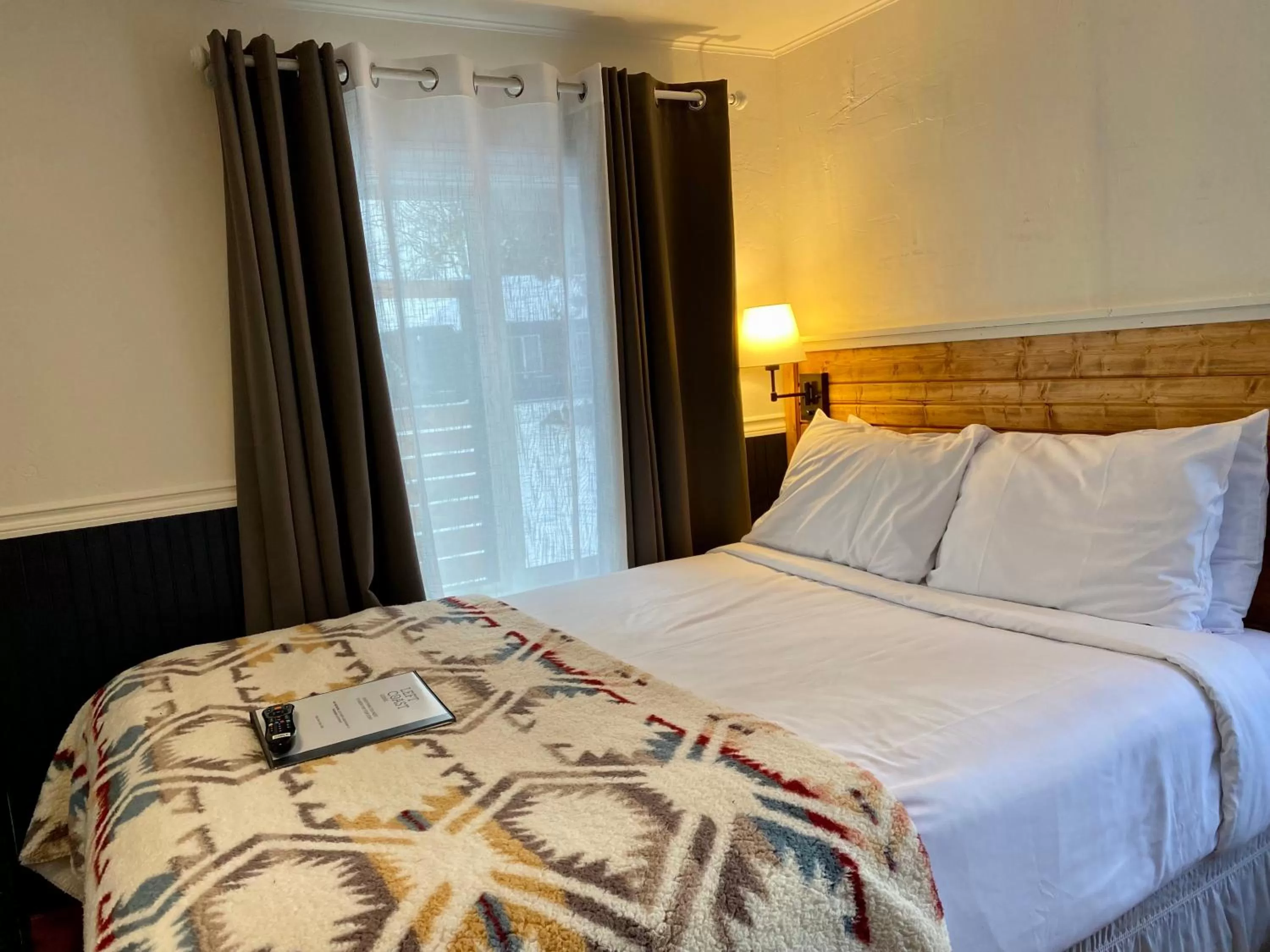 Bed in Left Coast Lodge - Pet Friendly