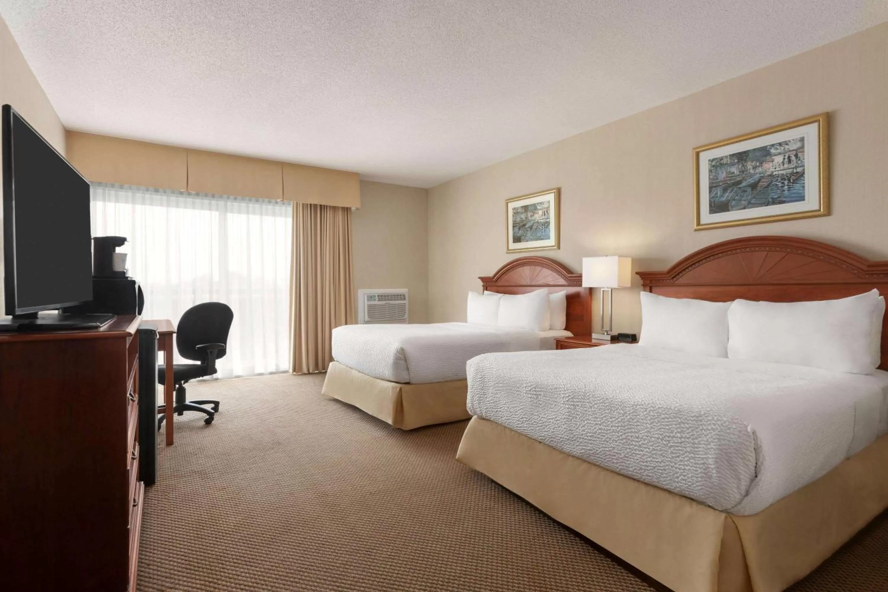 Photo of the whole room, Bed in Days Inn by Wyndham London