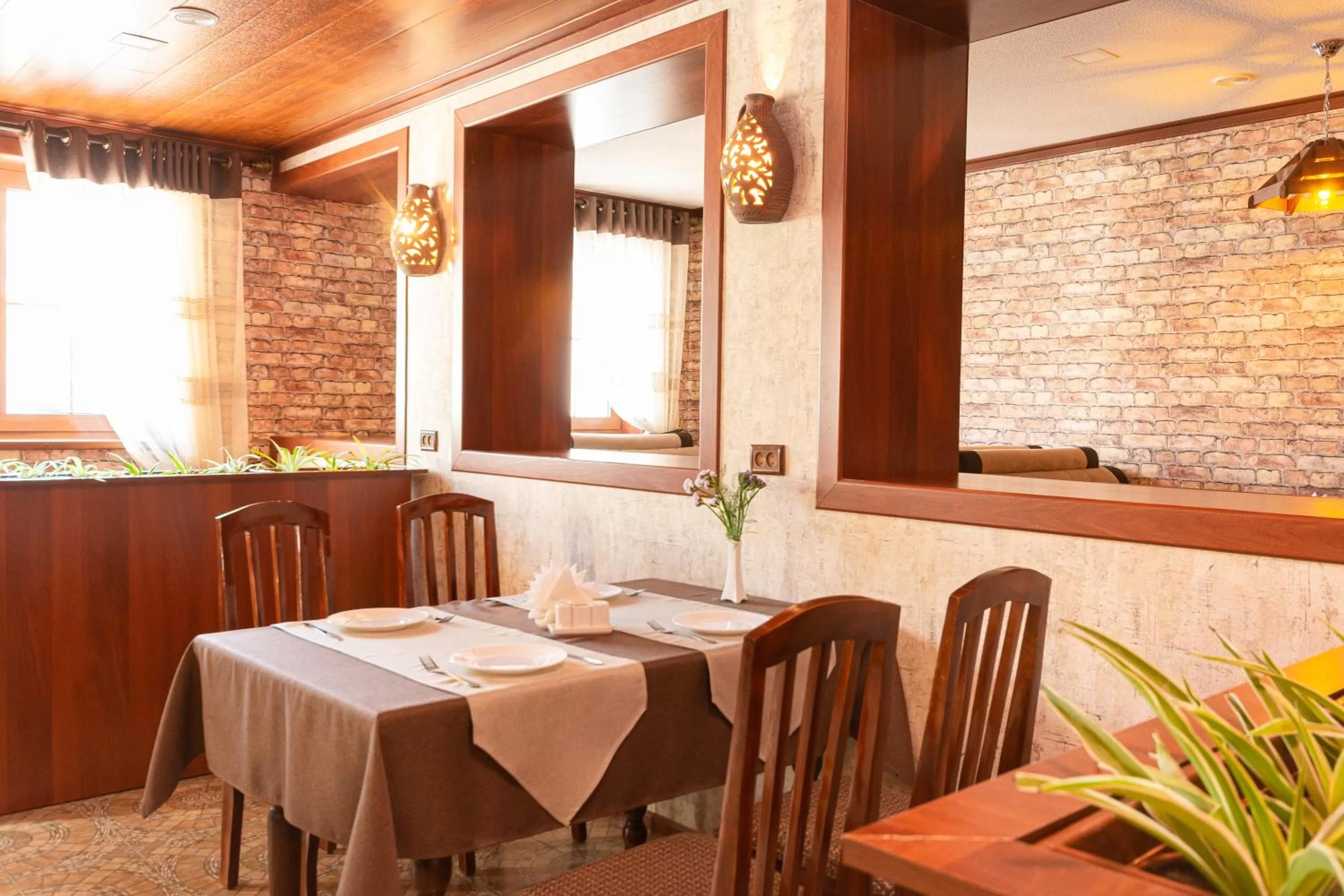 Restaurant/places to eat in VOYAGE HOTEL