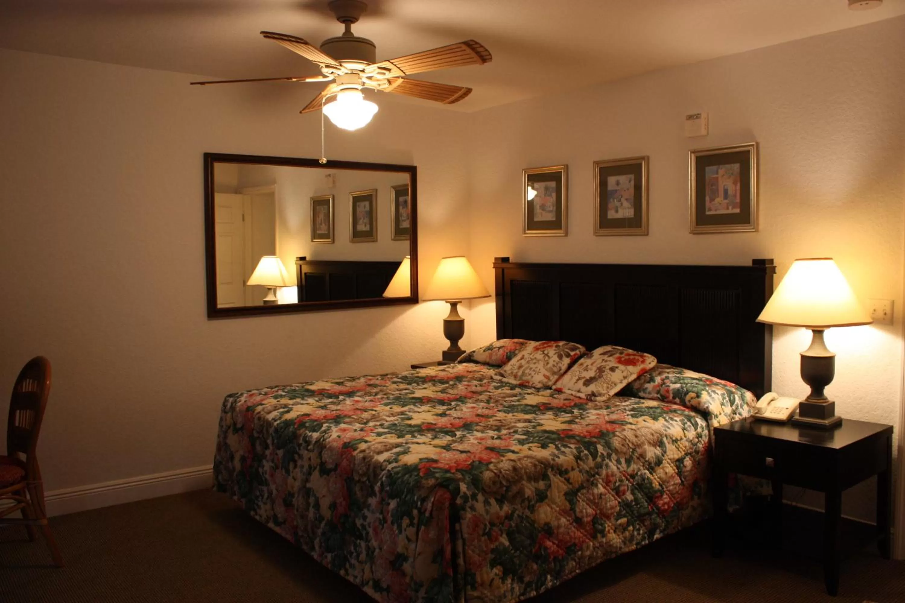 Bed in Lake Roy Beach Inn - Winter Haven