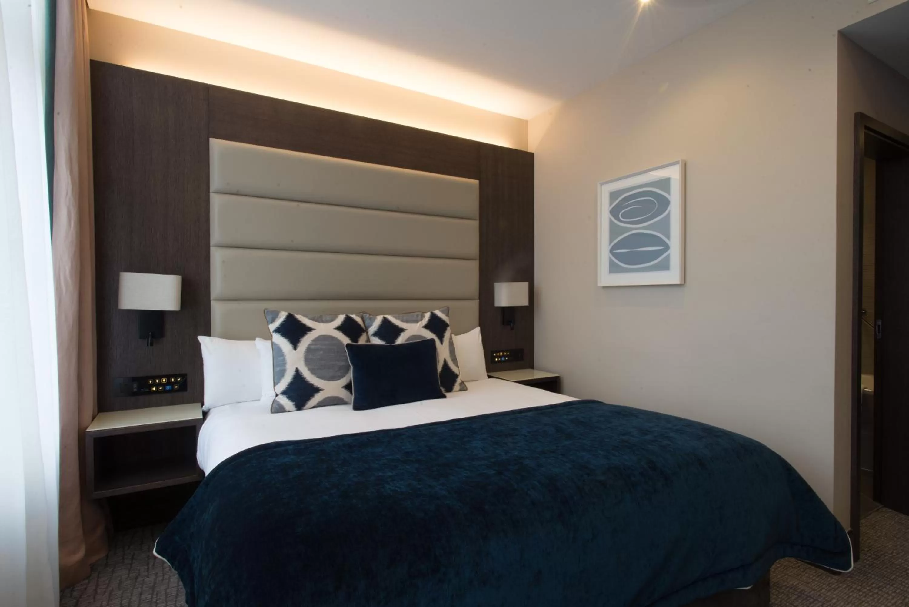 Photo of the whole room, Bed in The Kings Head Hotel