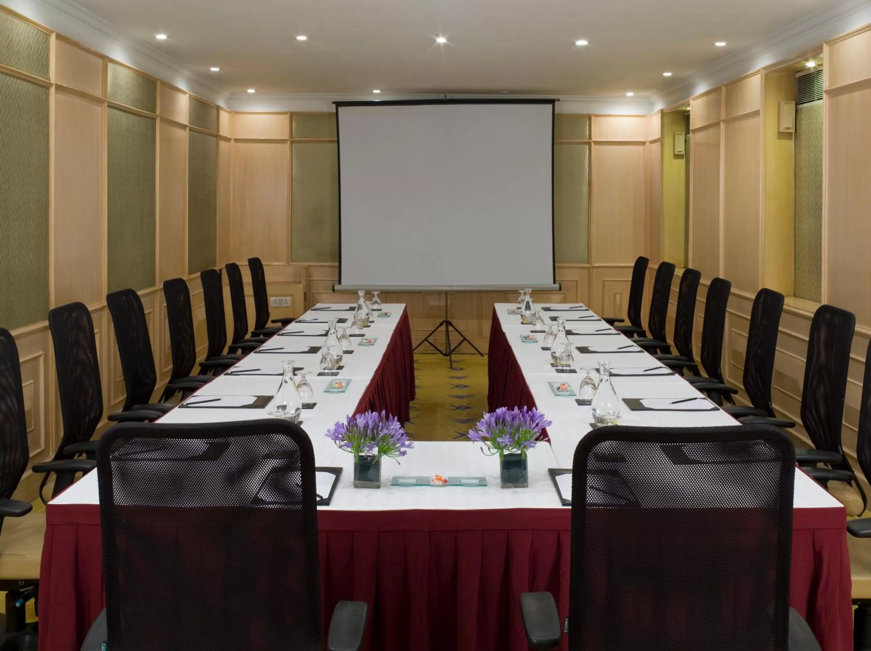 Business facilities in Ambassador, New Delhi - IHCL SeleQtions