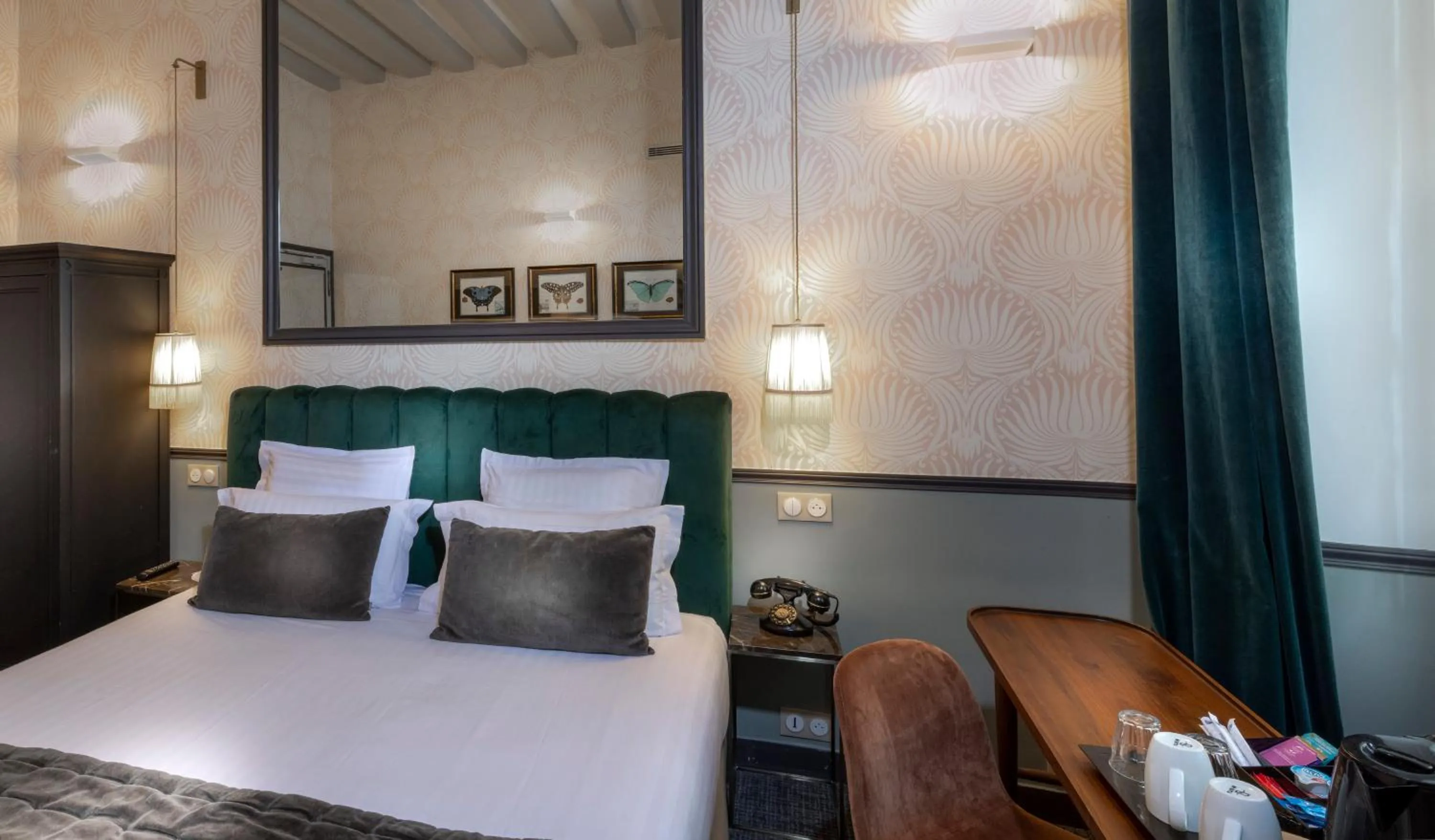 Bedroom, Bed in Dauphine Saint Germain