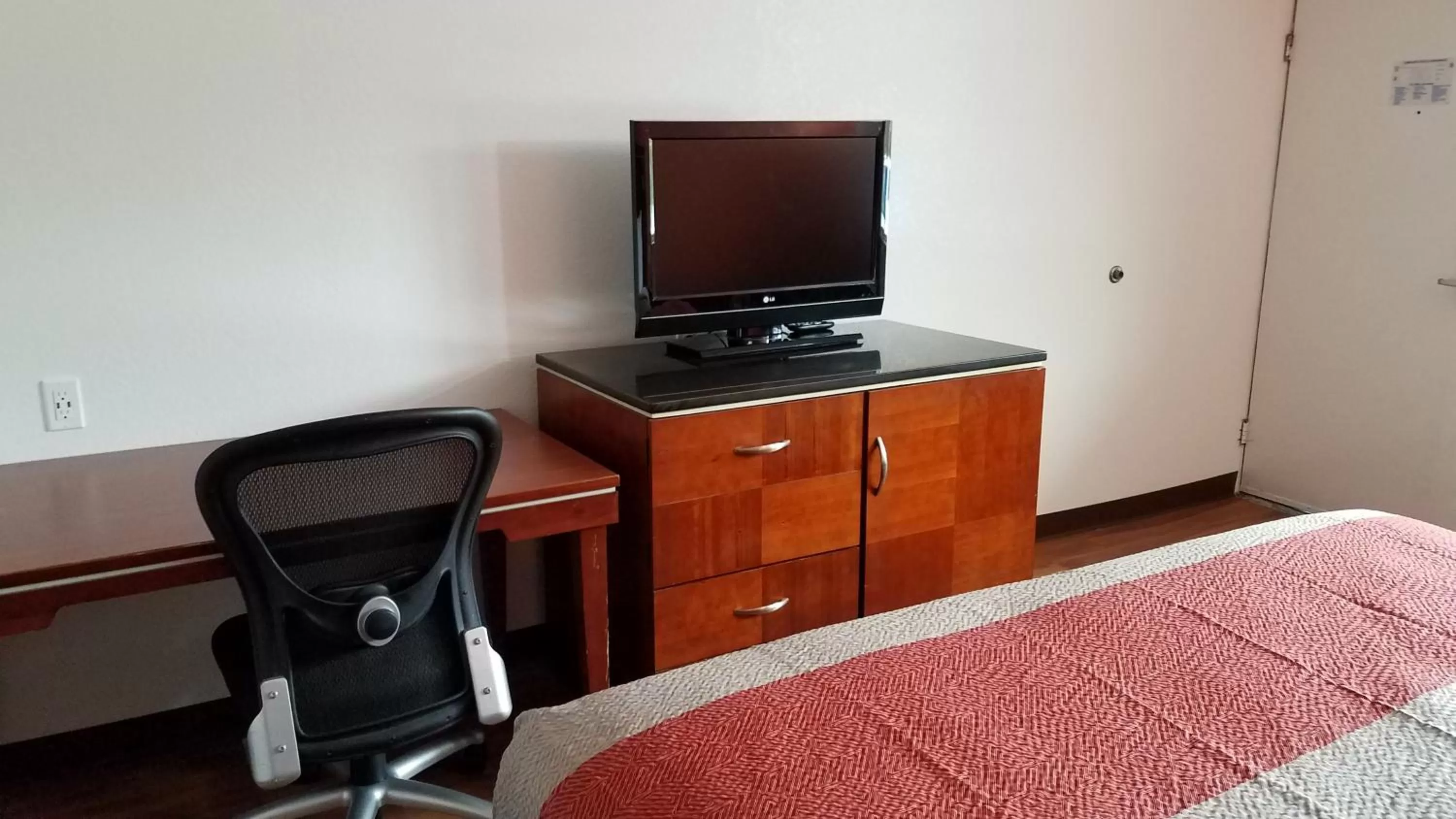 TV/Entertainment Center in Motel 6-Alma, AR