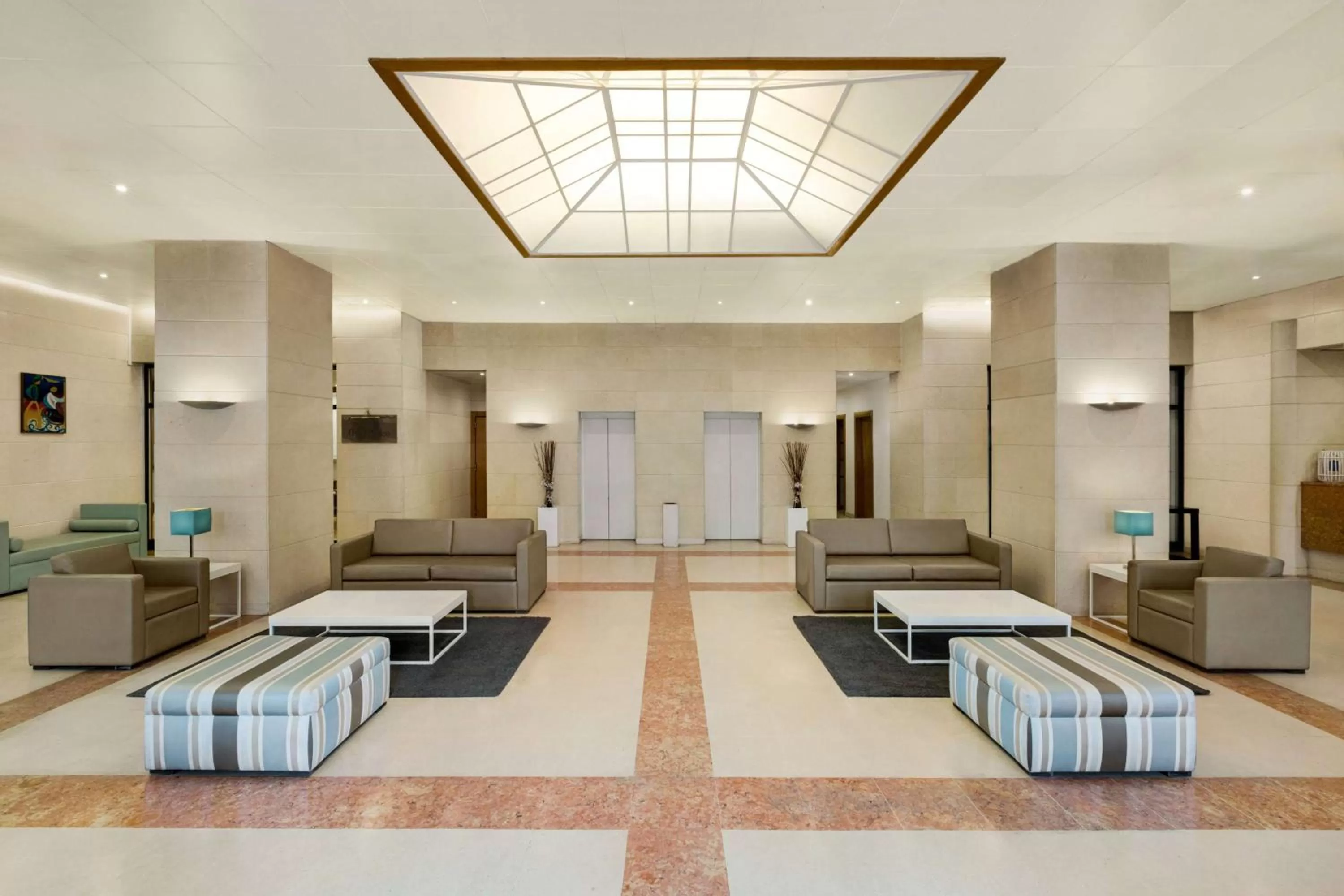 Lobby or reception in TRYP by Wyndham Montijo Parque Hotel