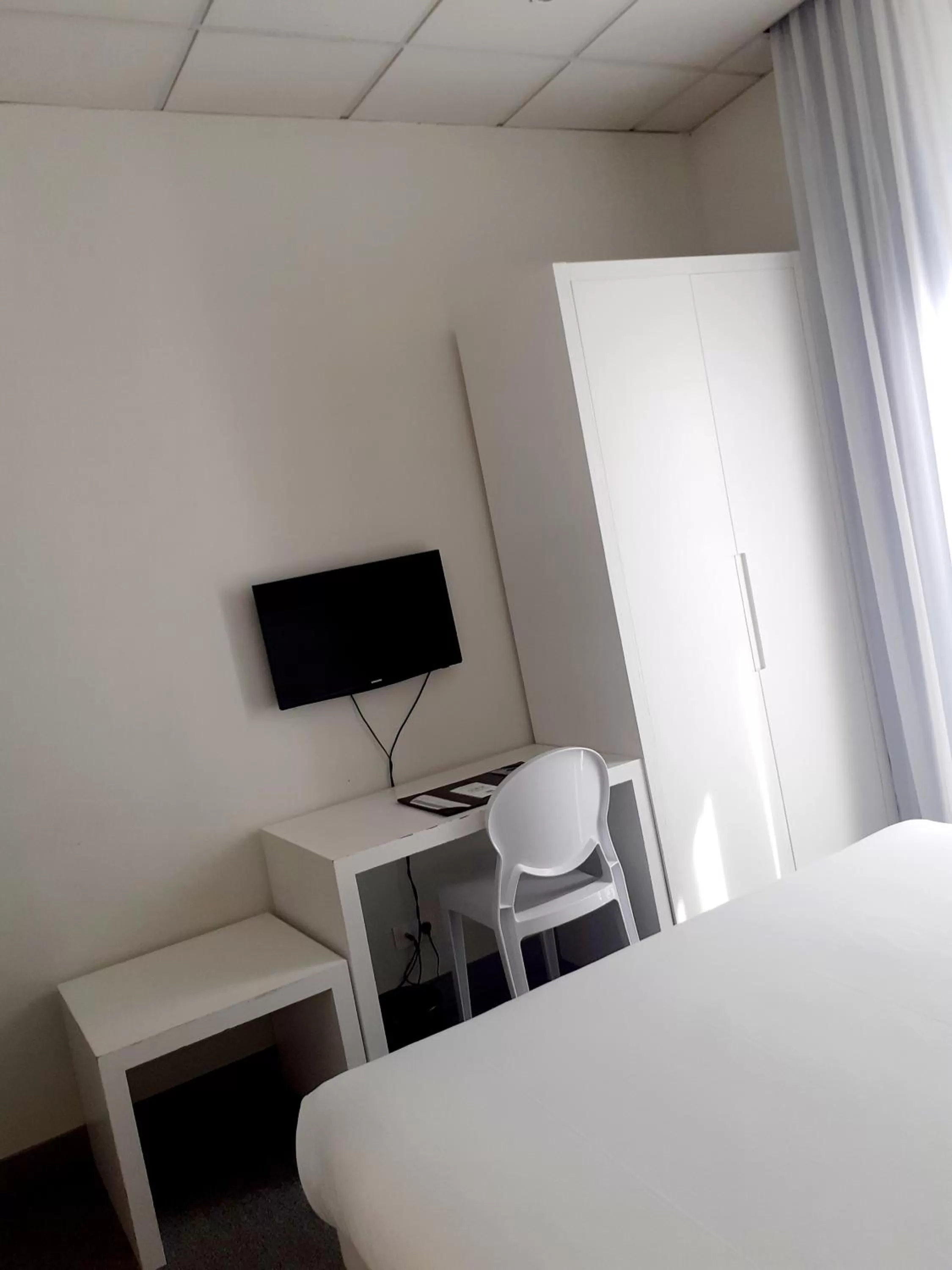 Bedroom, Bed in Hôtel P.L.M.