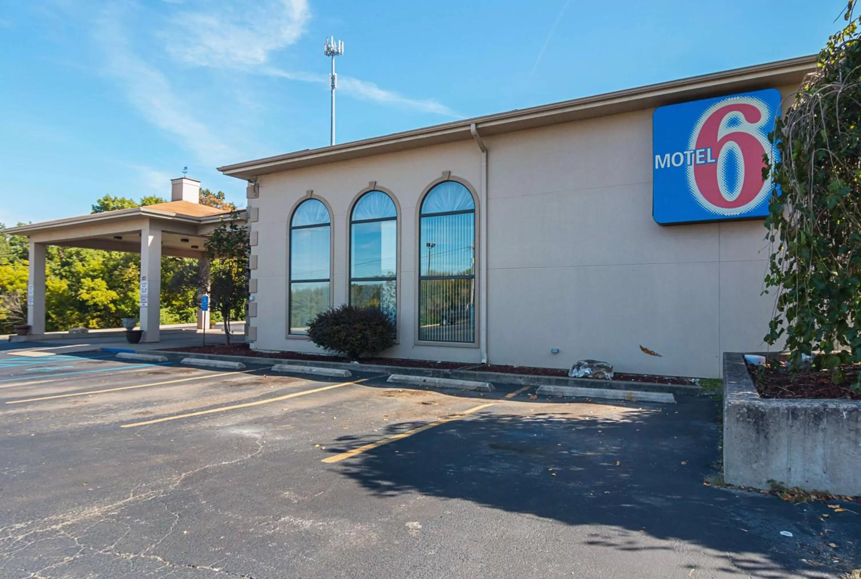 Property building in Motel 6-Hannibal, MO