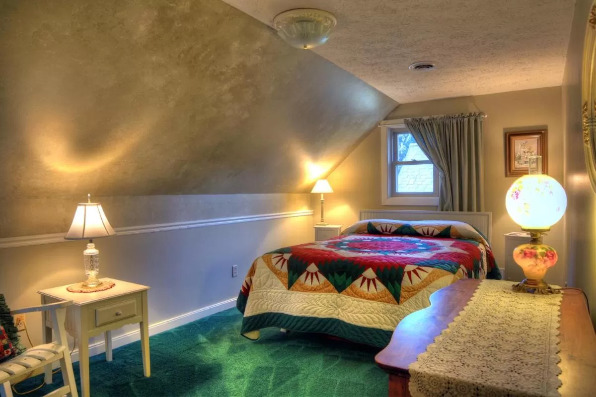 Bed in Los Gatos Bed & Breakfast