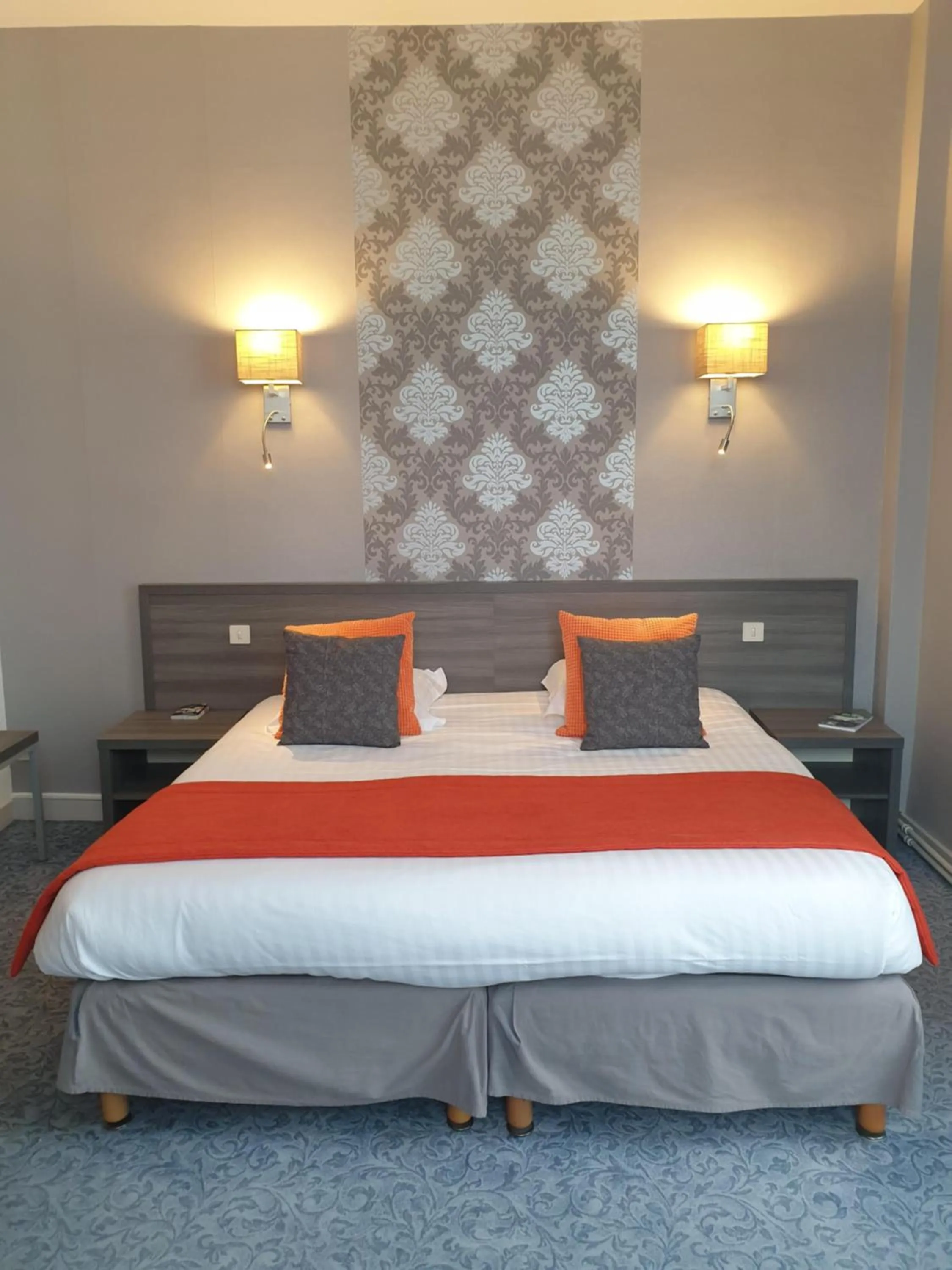 Photo of the whole room, Bed in Hôtel Le Rohan Charme et Caractère