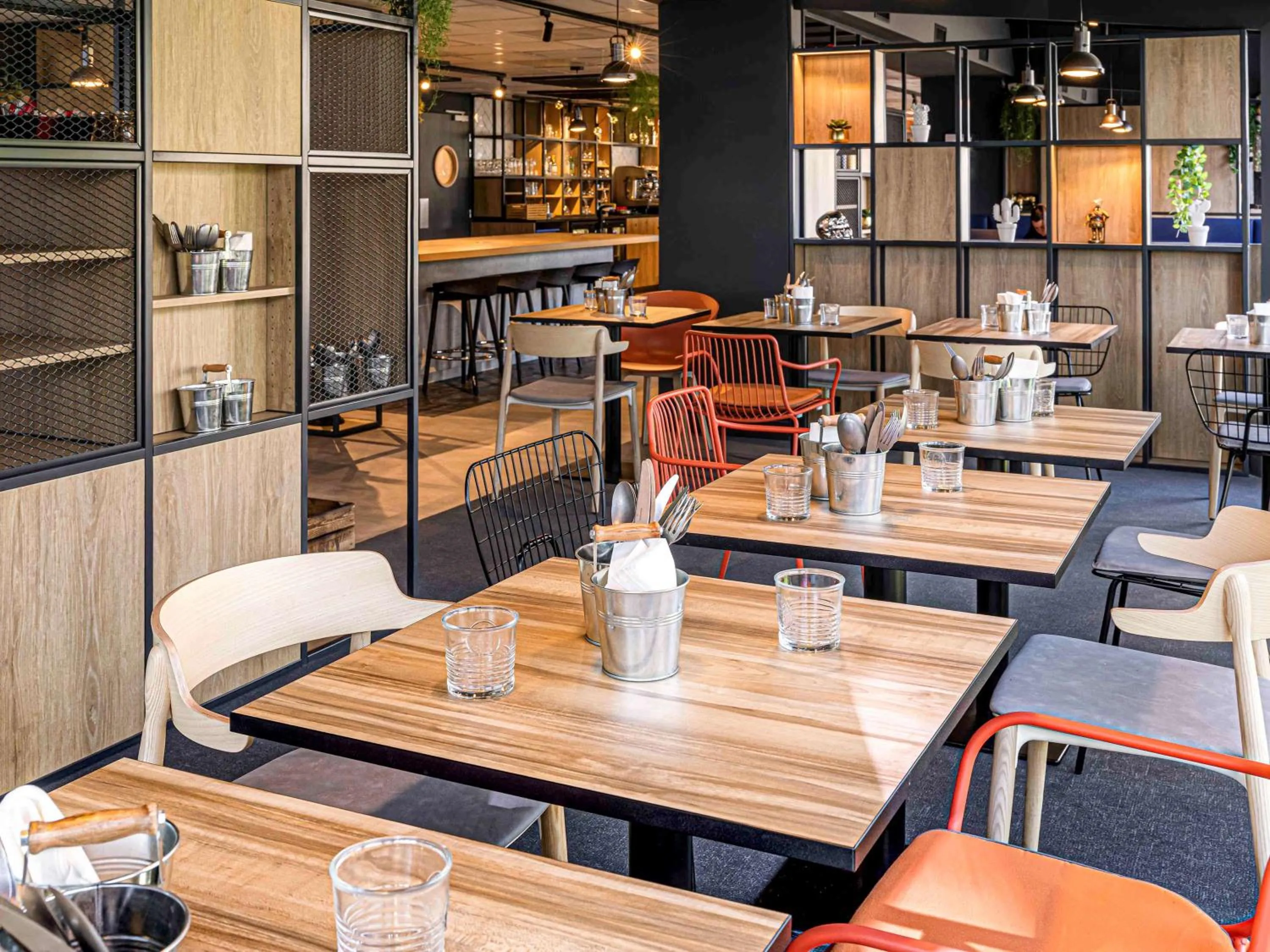 Restaurant/places to eat in ibis Nanterre La Défense