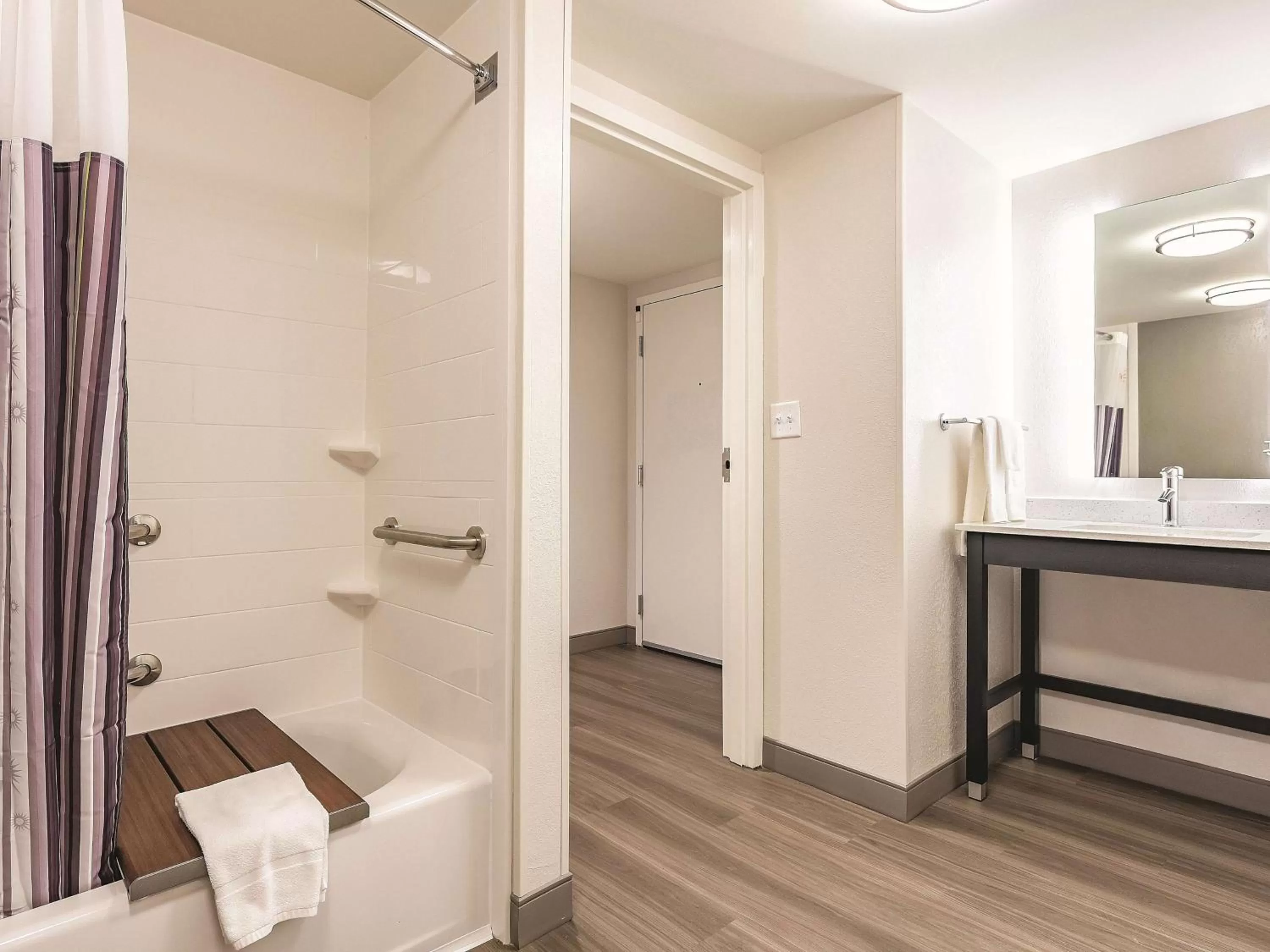 Photo of the whole room in La Quinta by Wyndham Salem NH