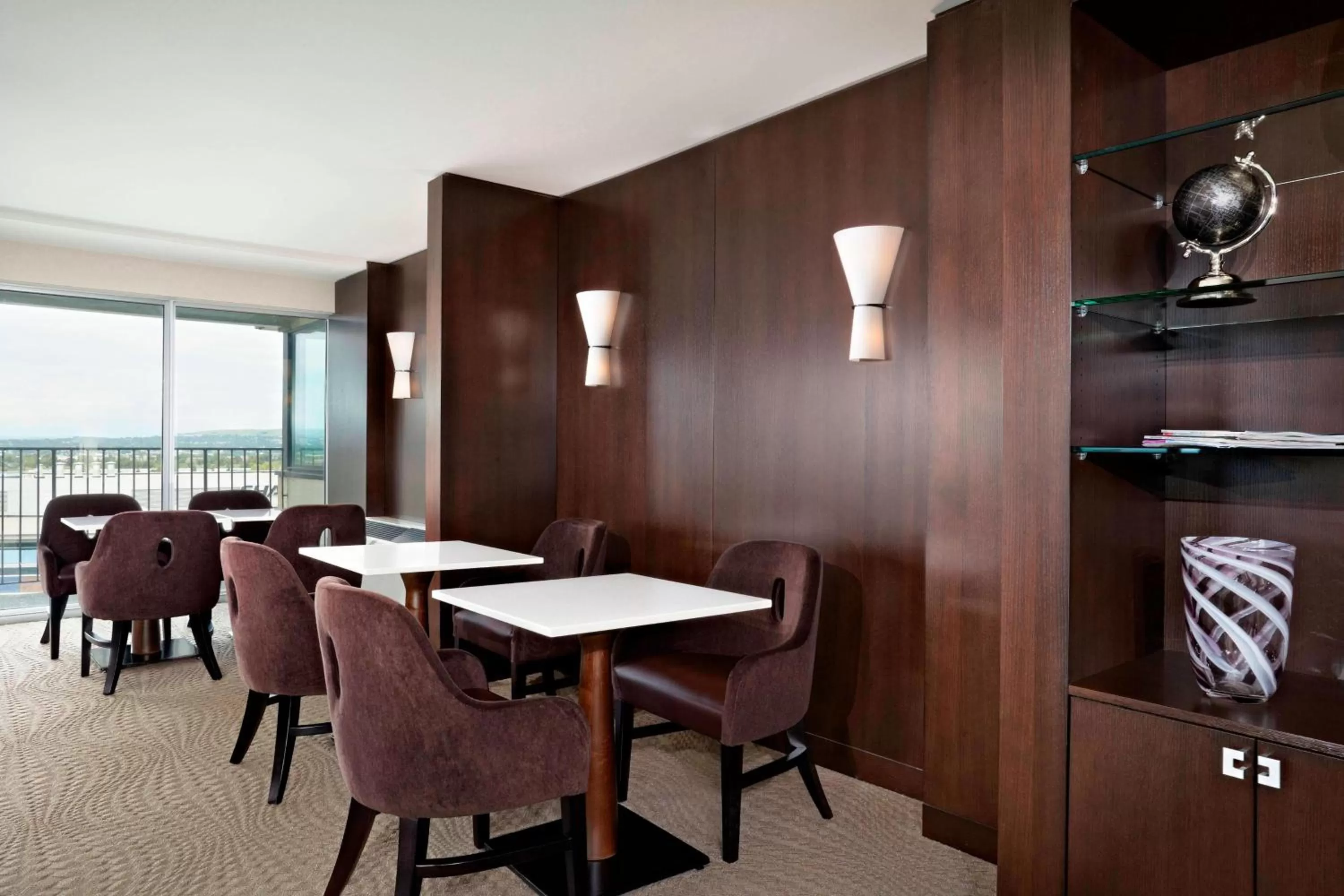 Lounge or bar in Sheraton Cavalier Calgary Hotel