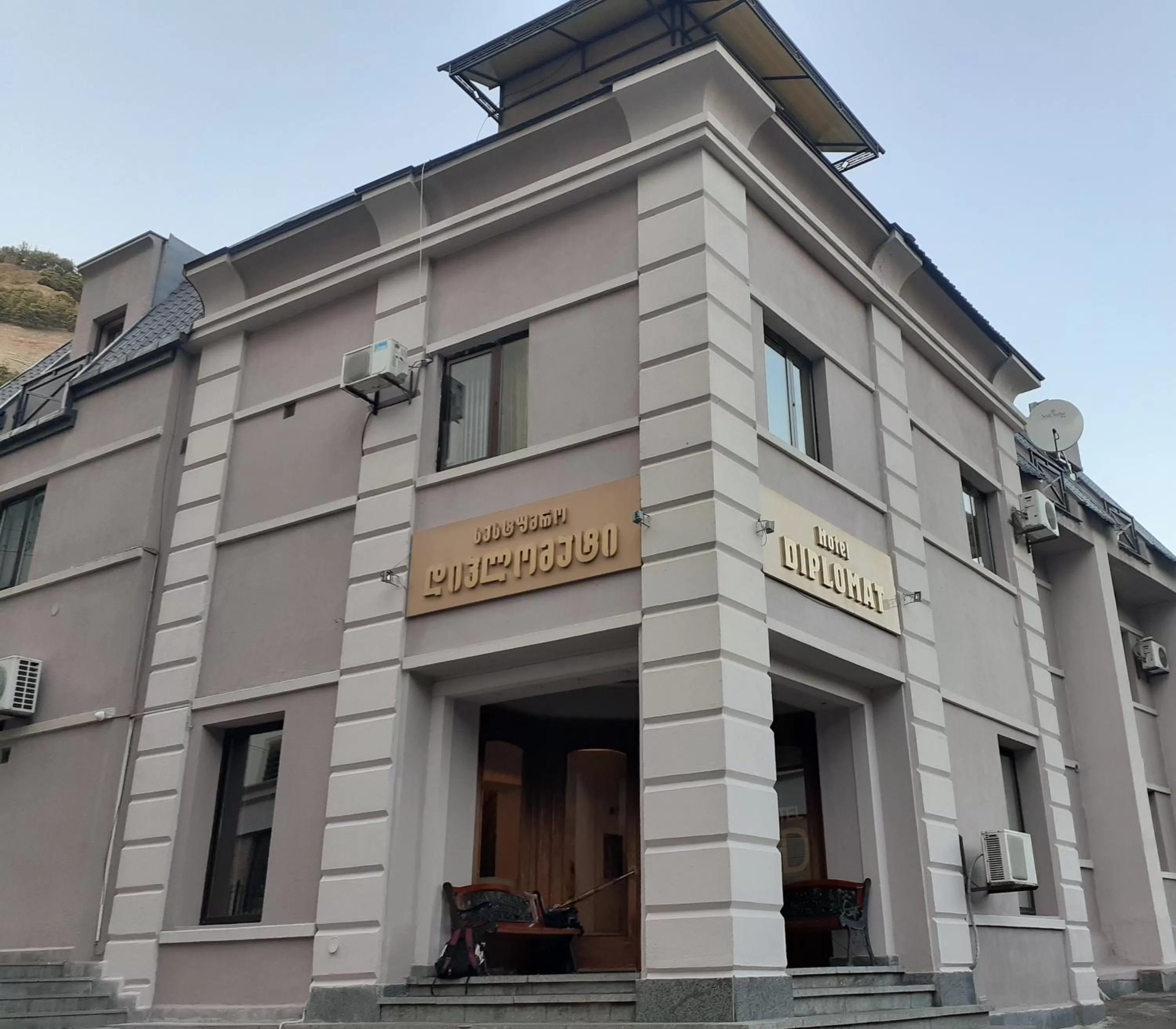 Property building in Hotel Diplomat