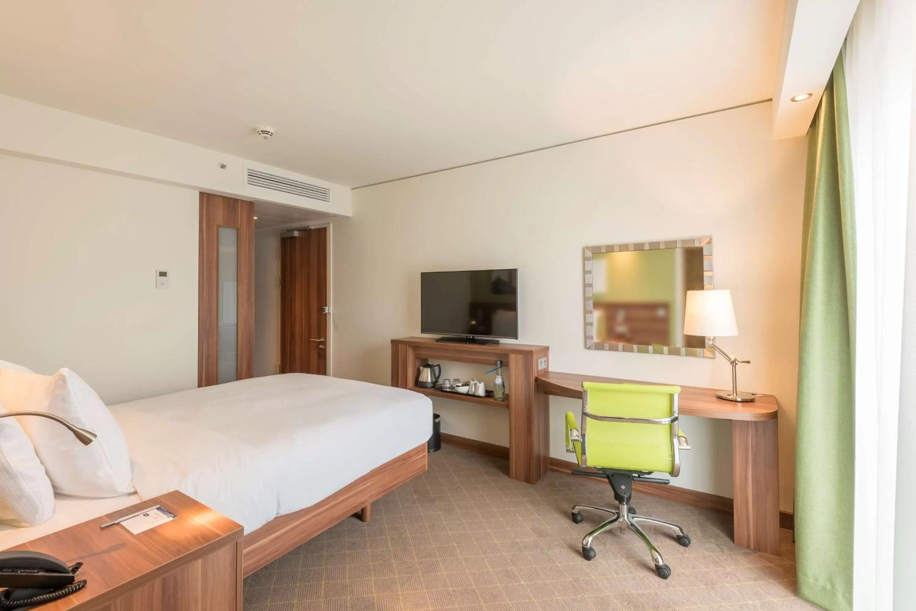 Bedroom, Bed in Hampton By Hilton Hamburg City Centre