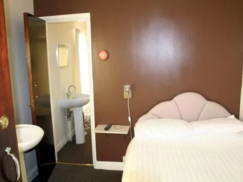 Bedroom, Bed in The Trevross