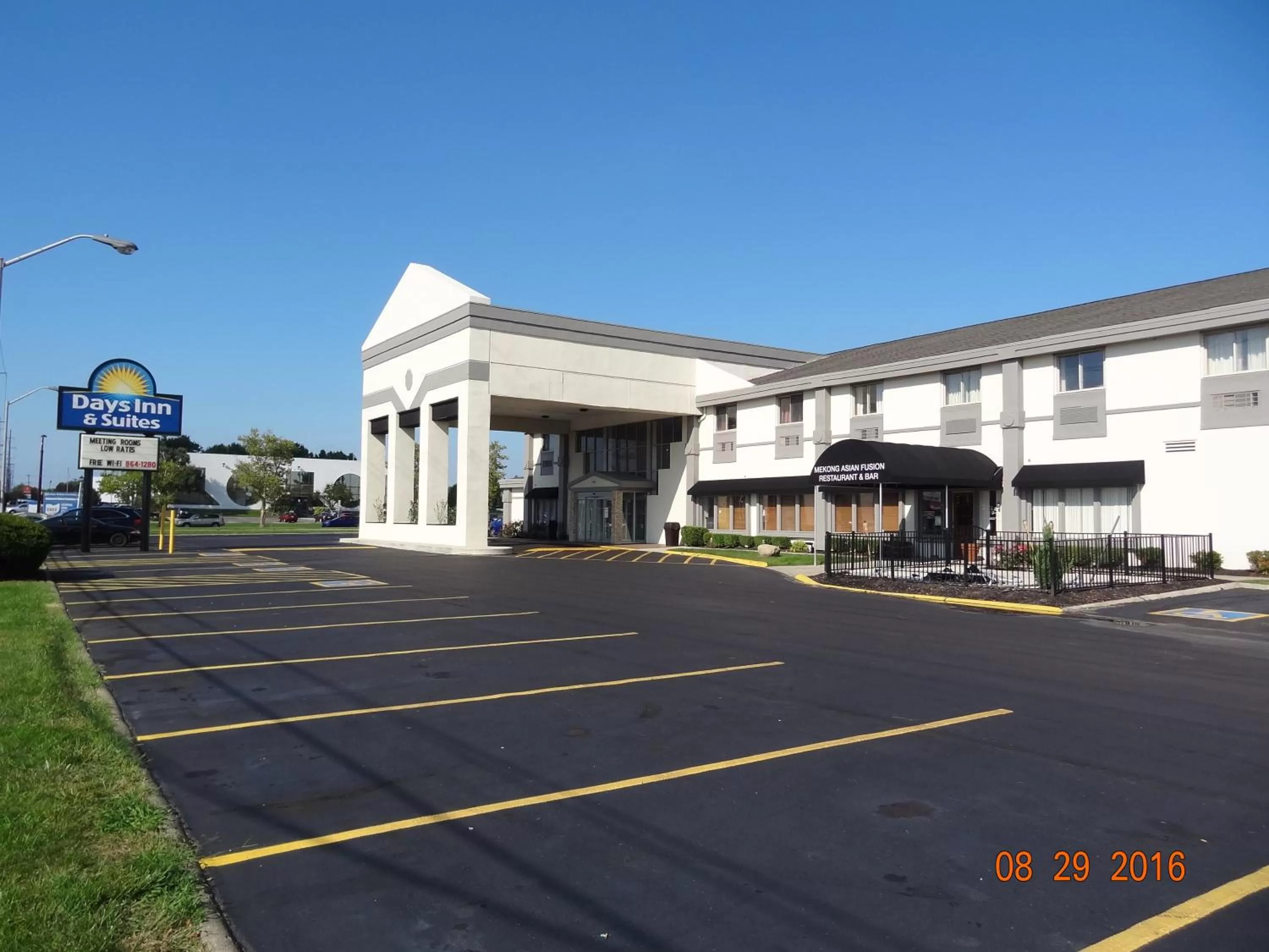 Property building in Days Inn by Wyndham Columbus East Airport