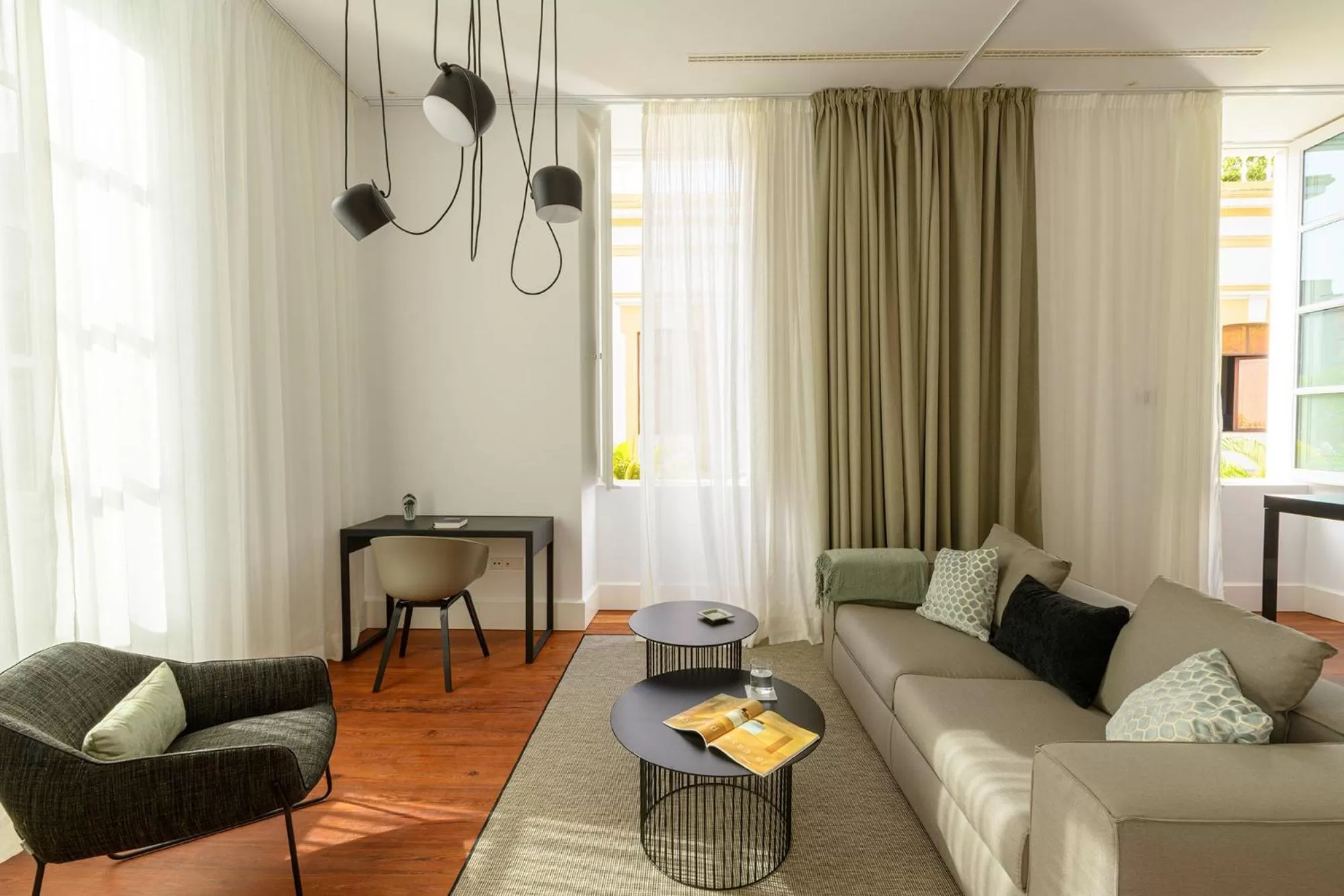 Queen Suite with Pool View in The Park Suites by IRES LAR