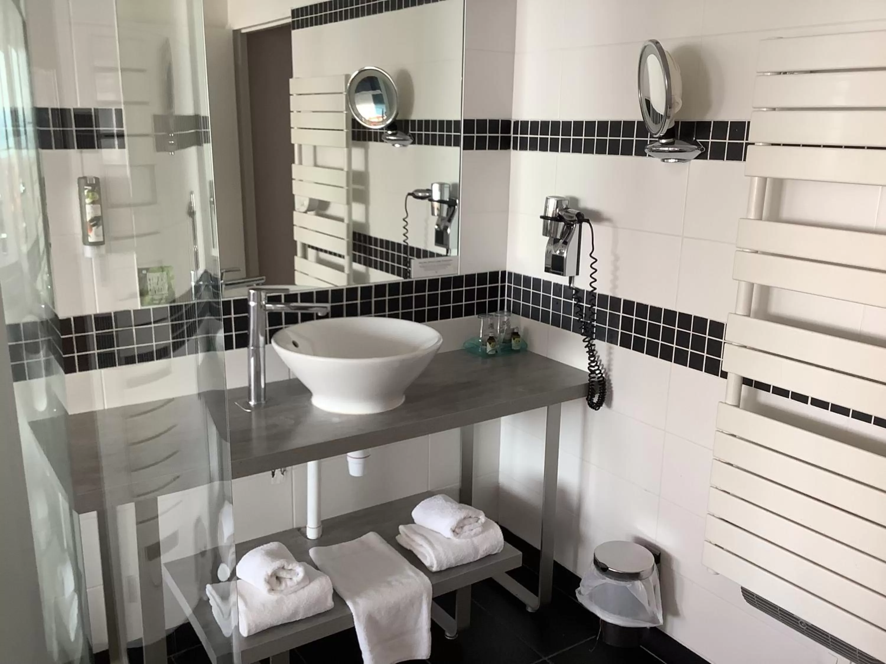 Bathroom in LOGIS HOTEL - La Petite Rade