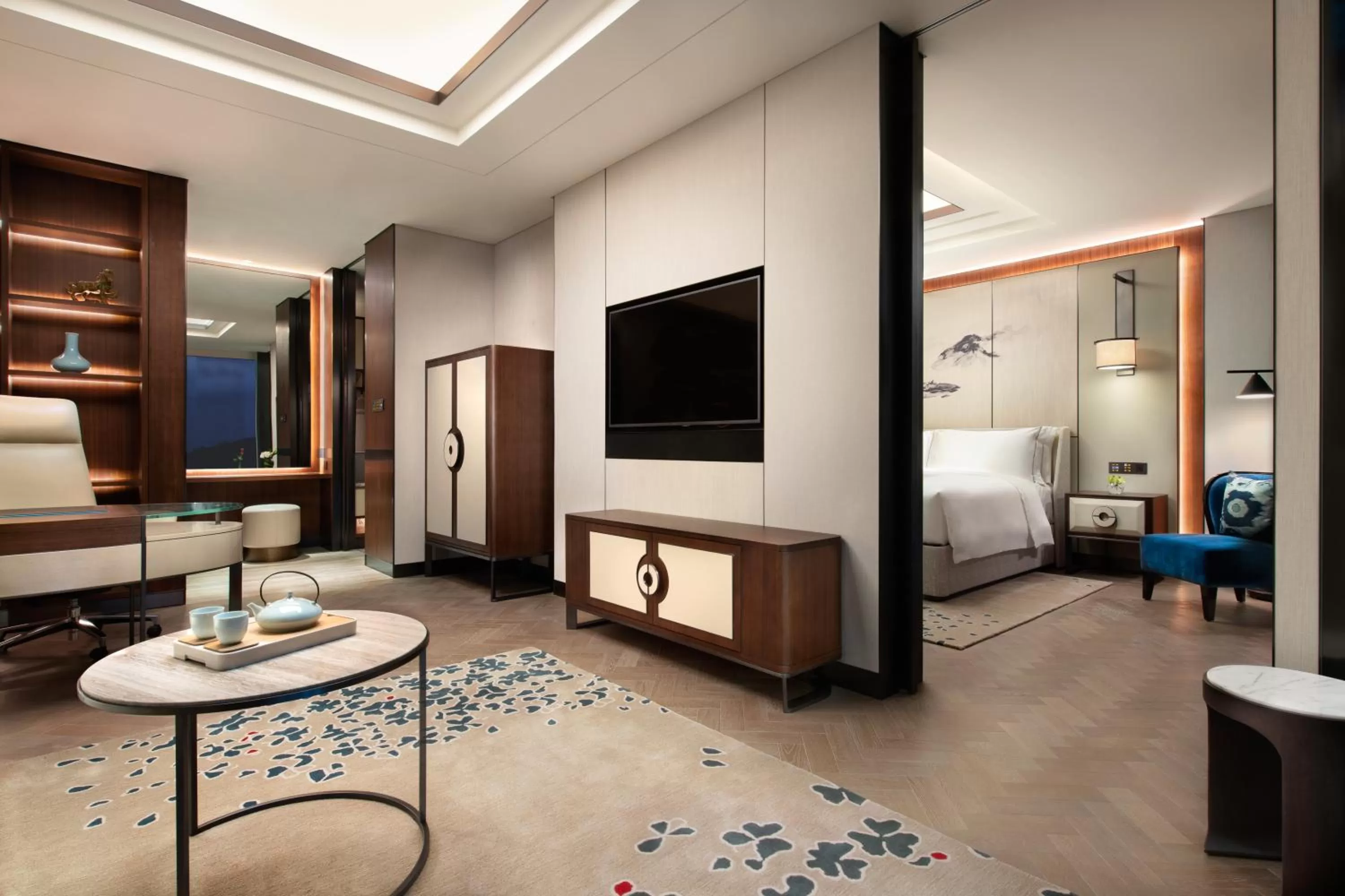 Living room, Bed in Raffles Shenzhen, Situated in the heart of One Shenzhen Bay, Book Now to Enjoy Free Minibar and Happy Hour Privileges at Long Bar on 71F