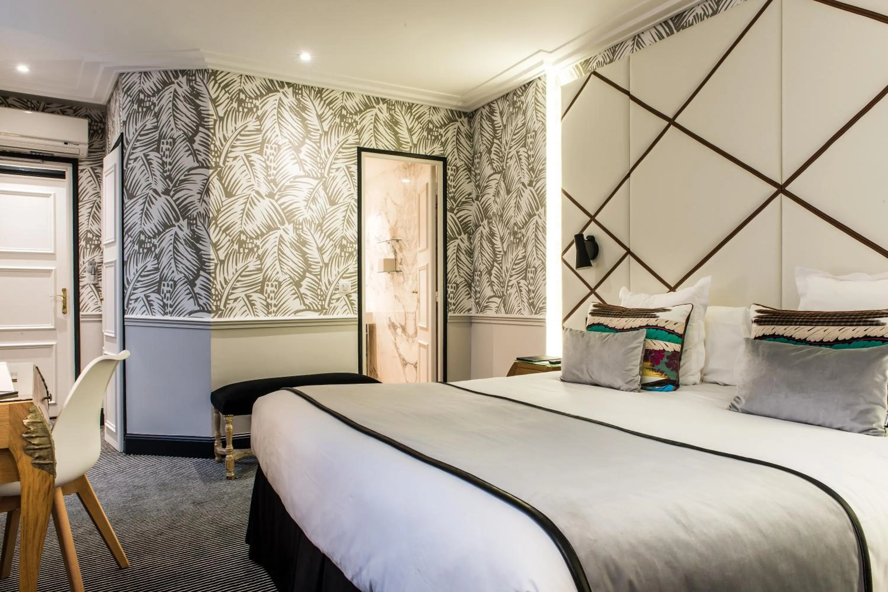 Bathroom, Bed in Hôtel Jardin Le Bréa