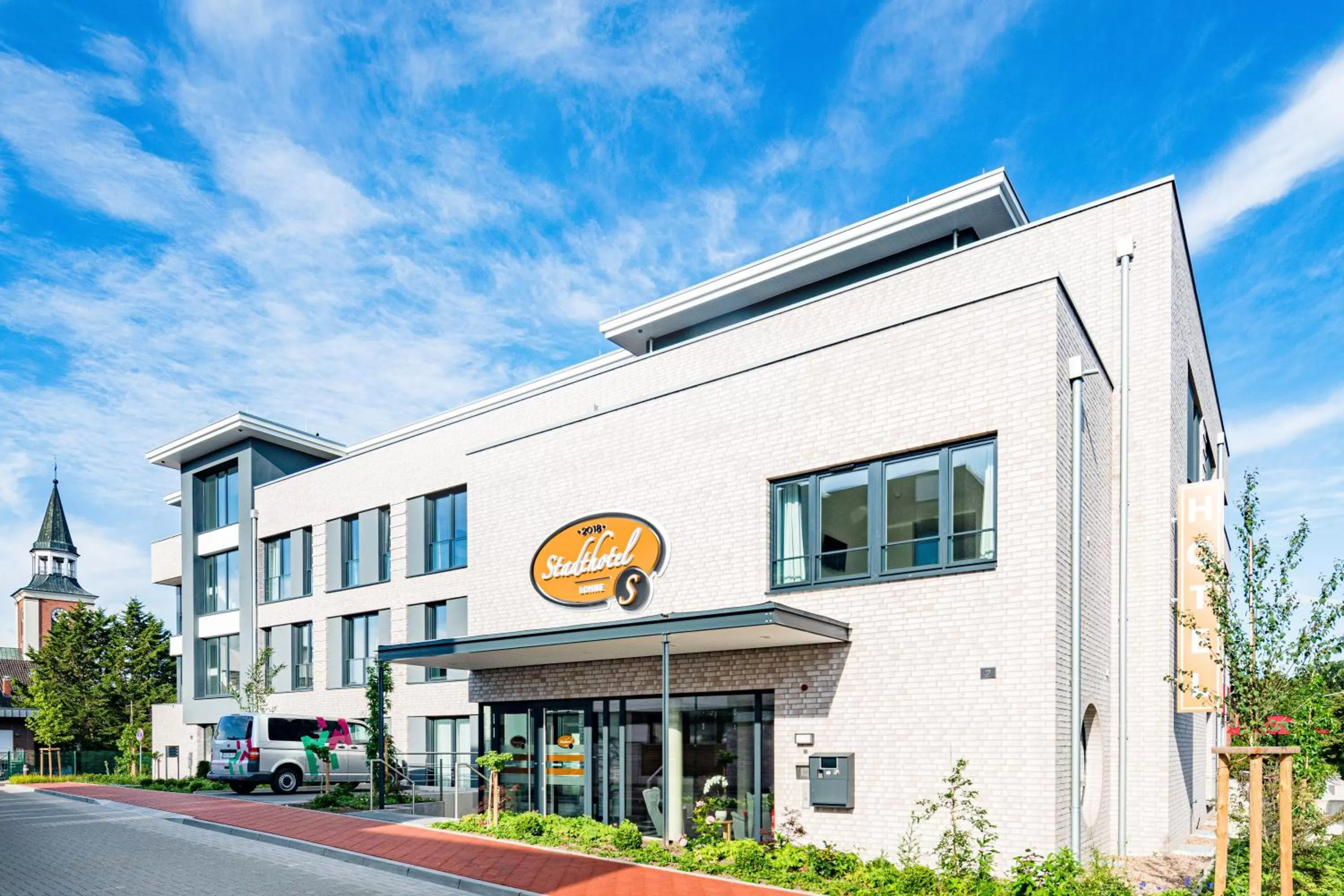Property building in Stadthotel Lohne, Self Check In, mit Bäckerei und Cafe