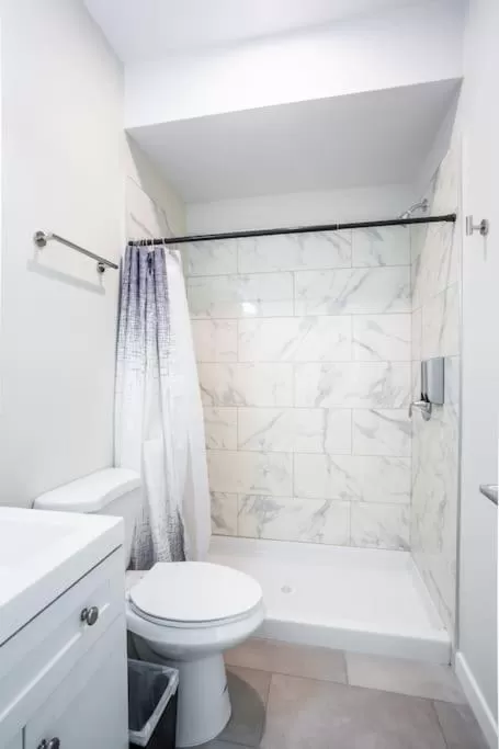 Bathroom in Luxurious Studio in Heart of San Diego w Cali King