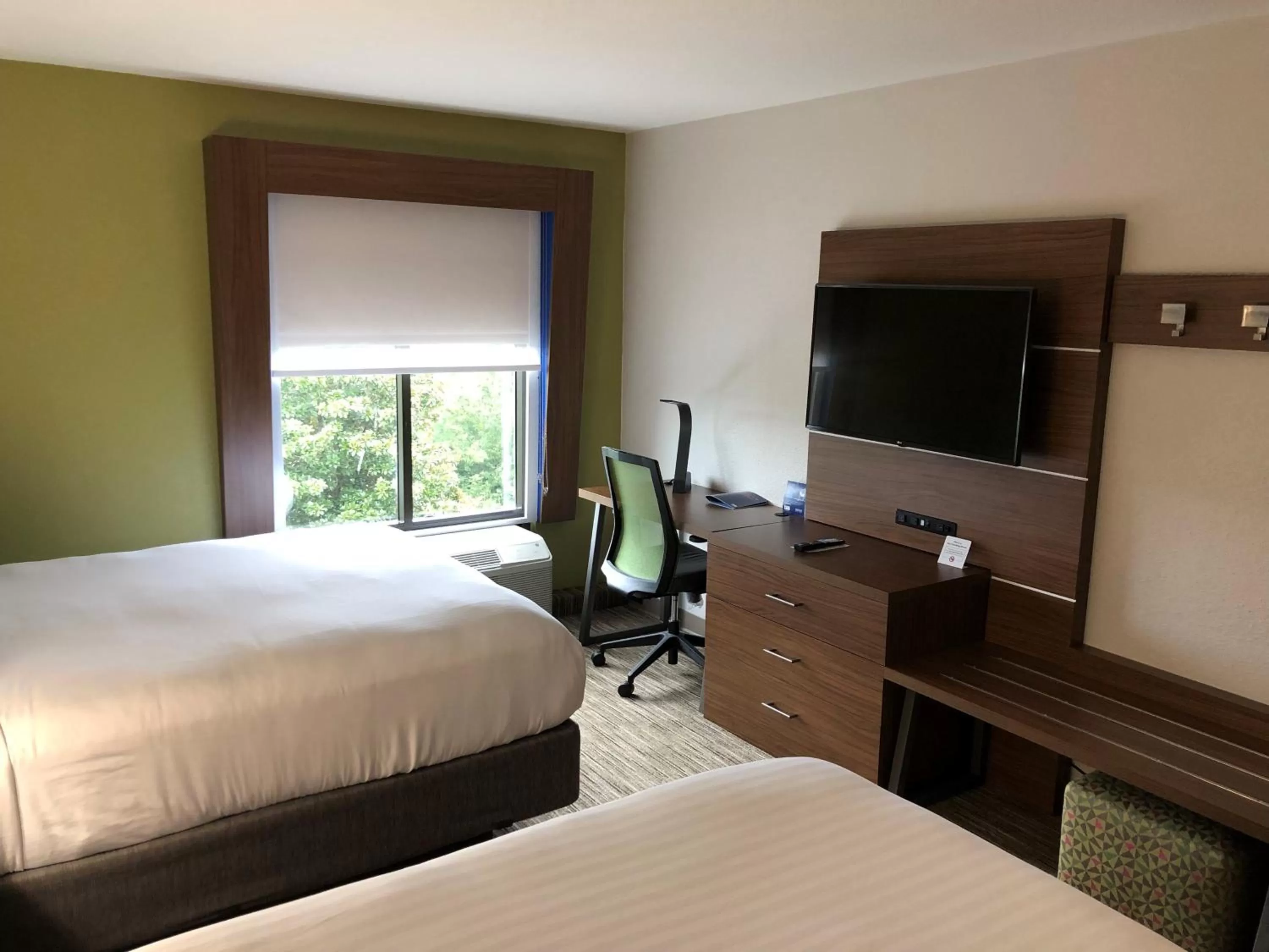 Photo of the whole room, Bed in Holiday Inn Express Atlanta-Stone Mountain by IHG