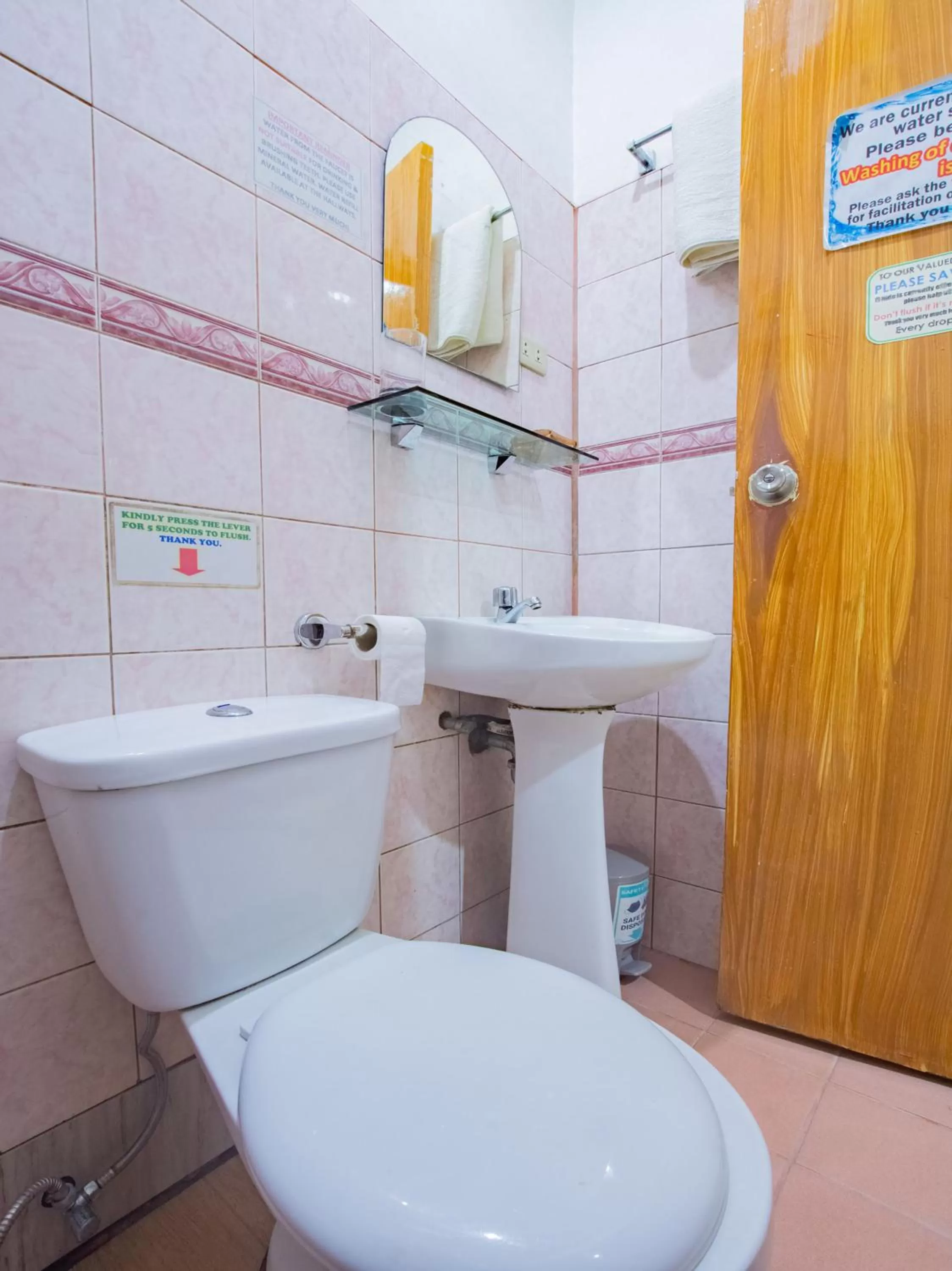 Bathroom in Jurias Garden Hotel