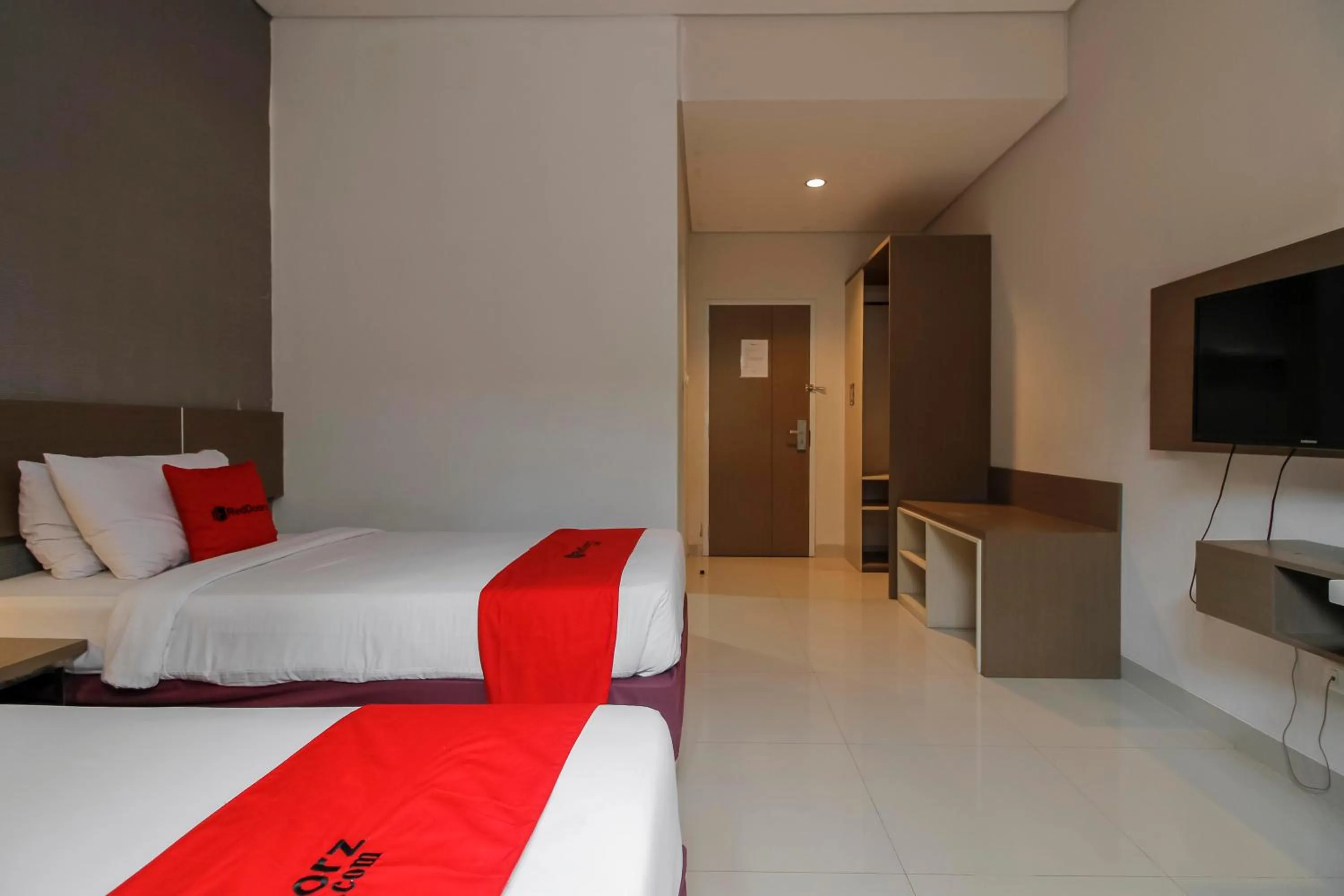 Bed in RedDoorz near Goa Sunyaragi