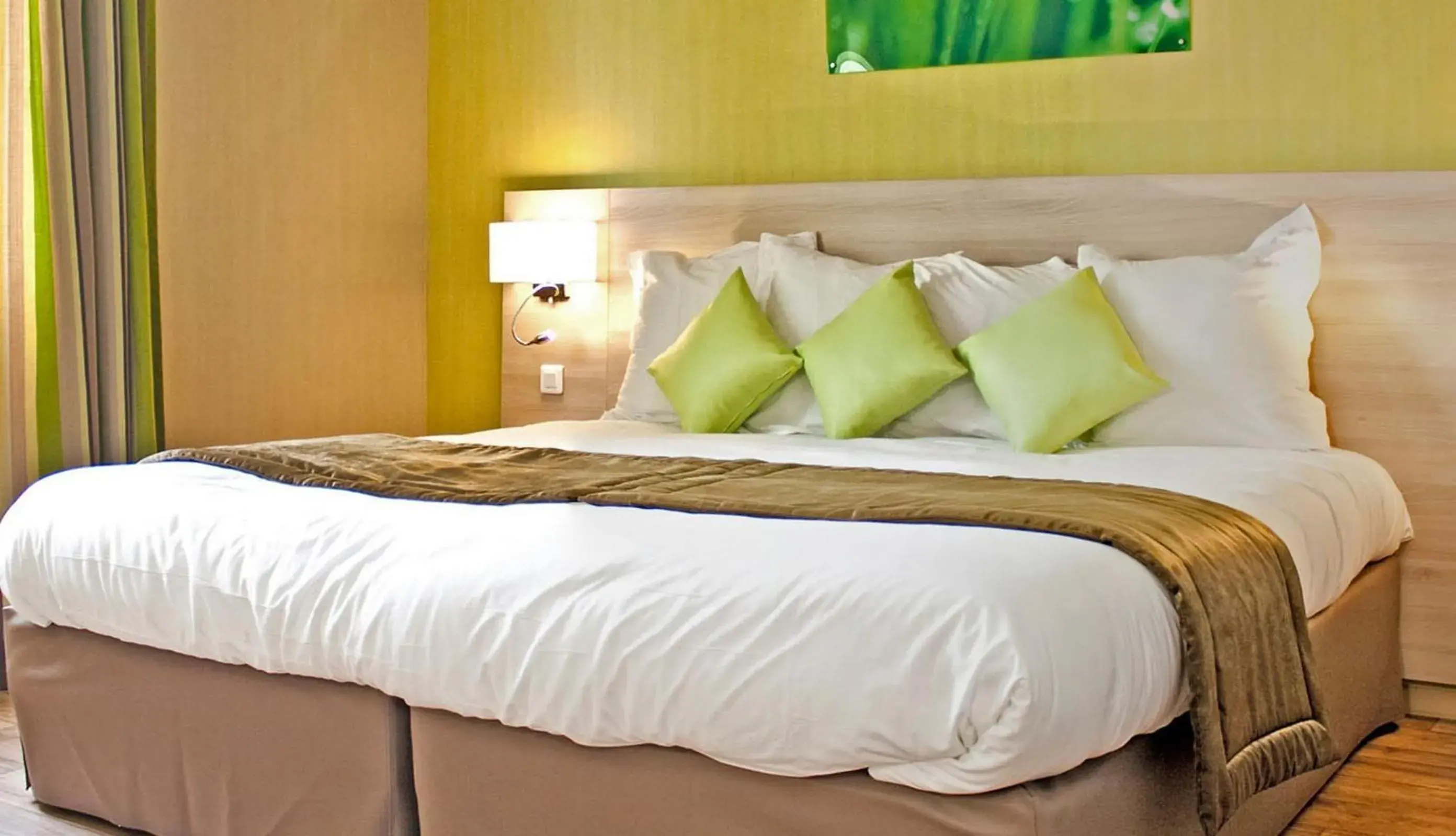 Double Room with Bath in The Originals City, Hôtel des Lys, Dreux Double Room with Bath in The Originals City, Hôtel des Lys, Dreux