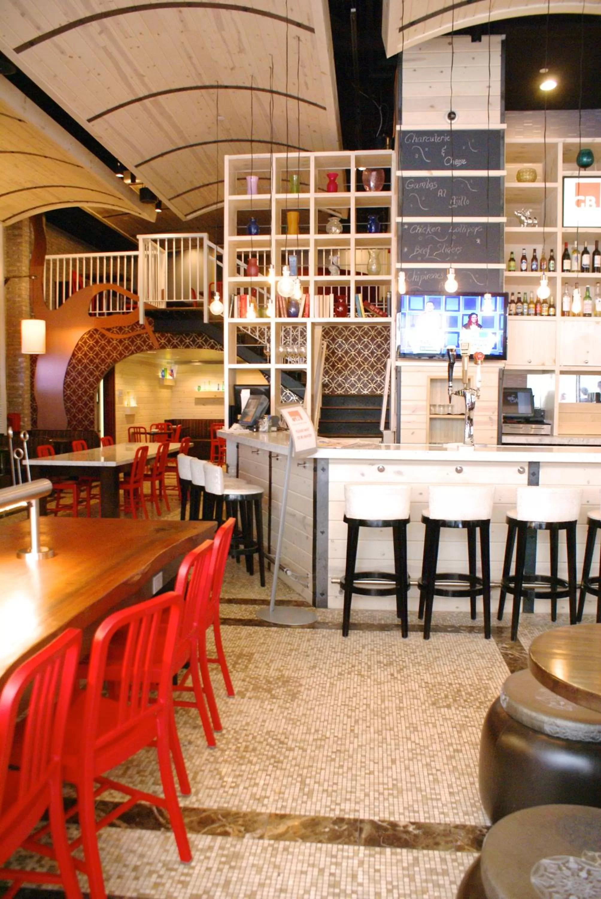 Lounge or bar in TRYP by Wyndham New York City Times Square - Midtown