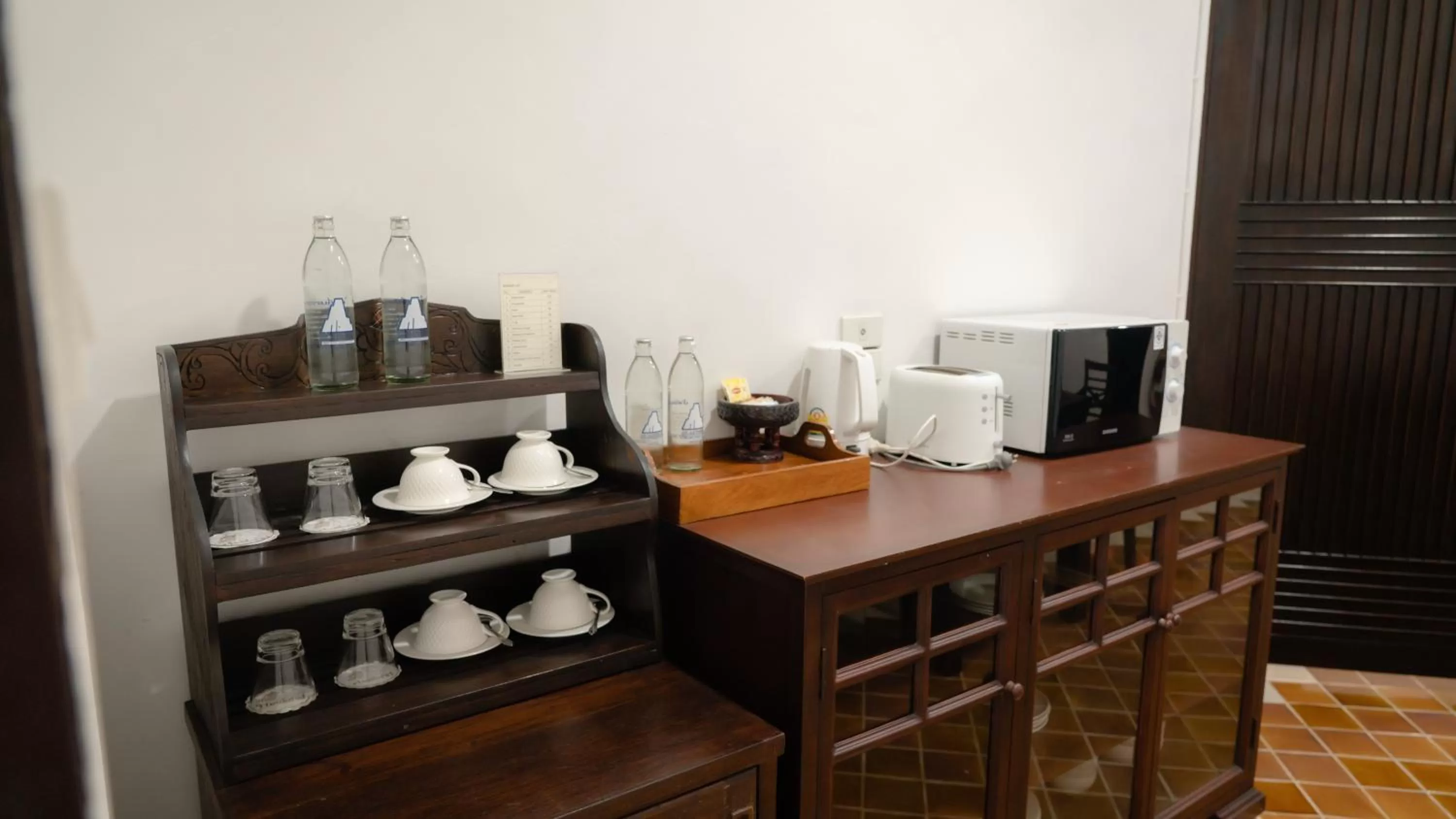 Coffee/tea facilities, Kitchen/Kitchenette in Cheva Gallery Boutique Hotel