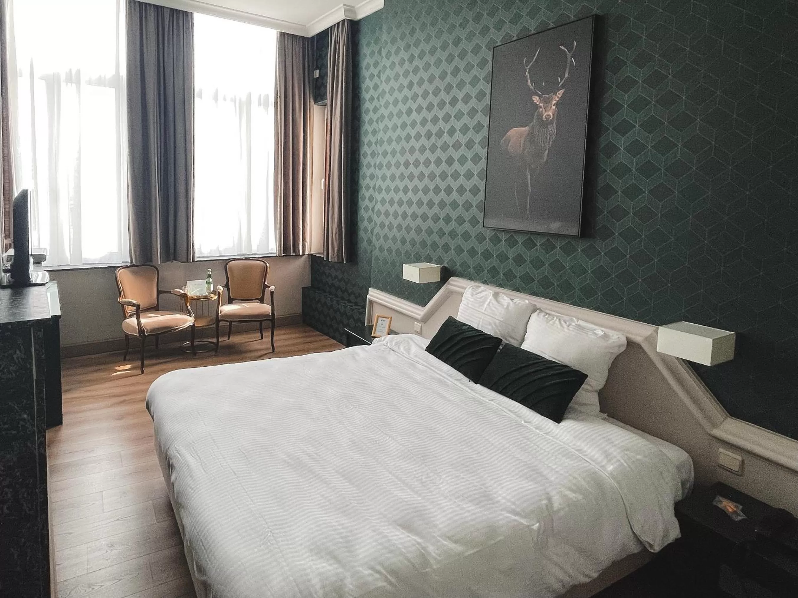 Bed in Hotel La Pomme d'Or