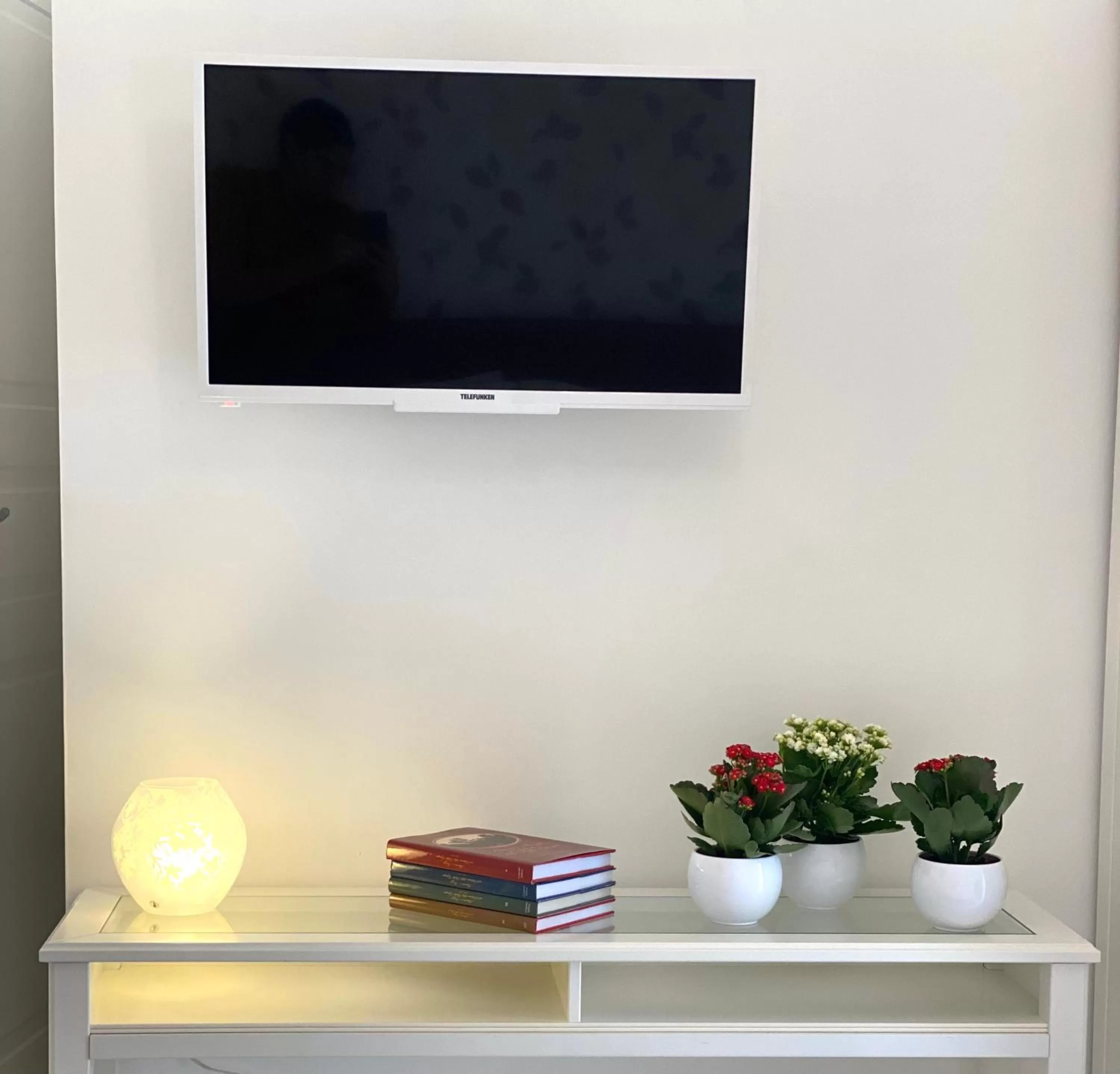 Bed, TV/Entertainment Center in Li tre Santi