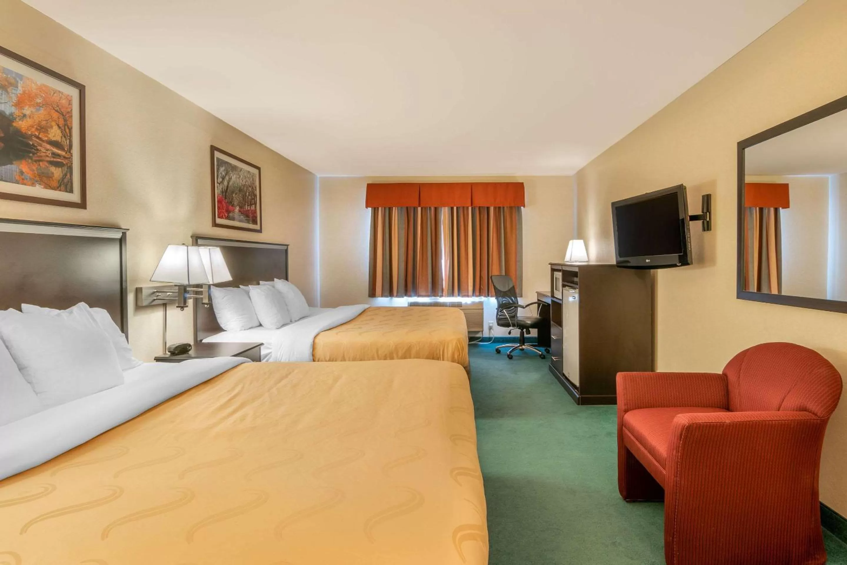 Photo of the whole room, Bed in Quality Inn Bend North