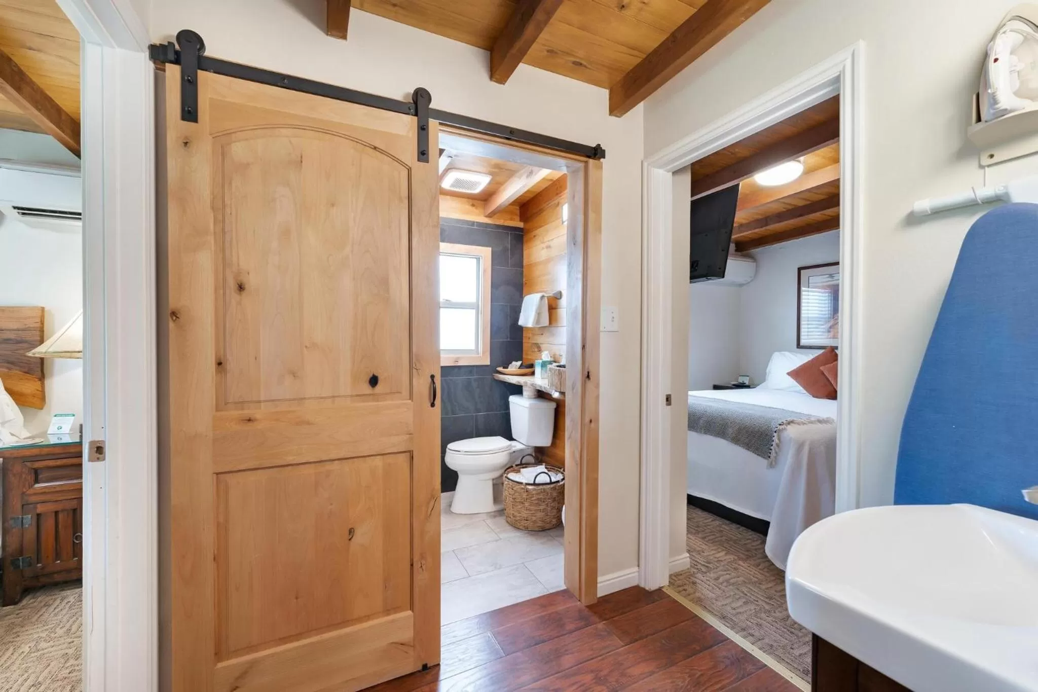 Photo of the whole room, Bed in Stone Lizard Lodge