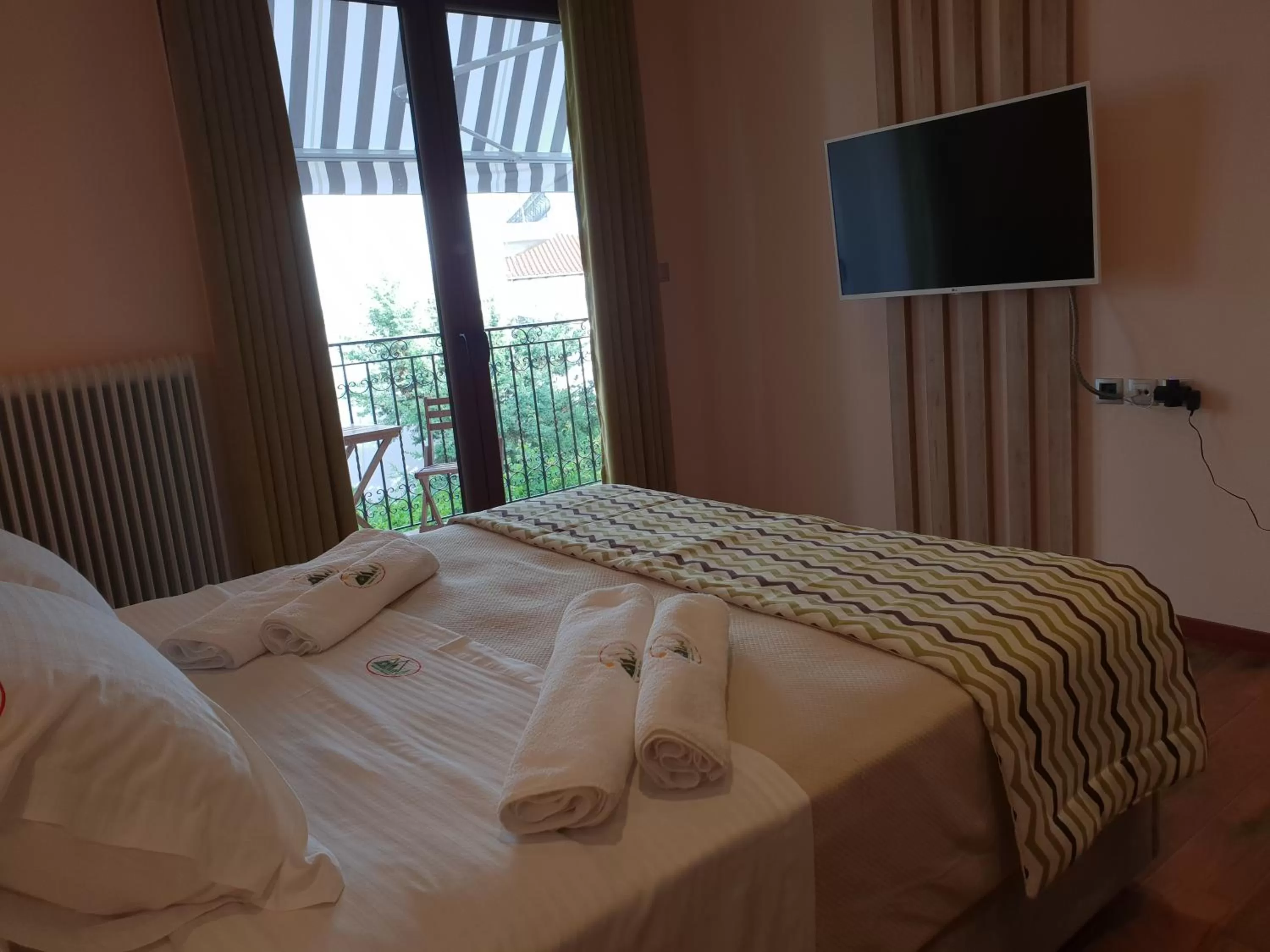 Photo of the whole room, Bed in Mondeus Inn Luxury