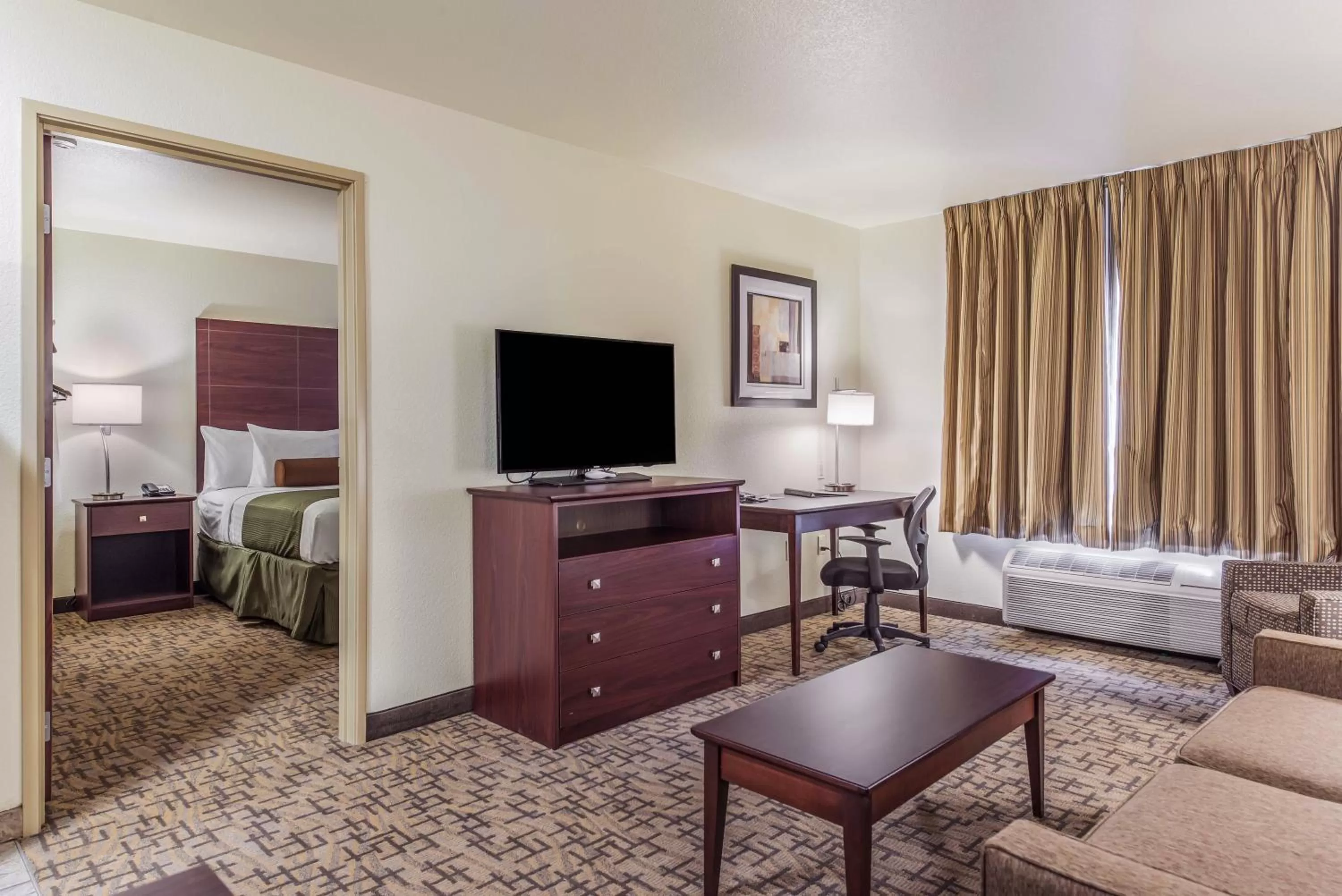 Bedroom, Bed in Cobblestone Hotel & Suites - Hutchinson