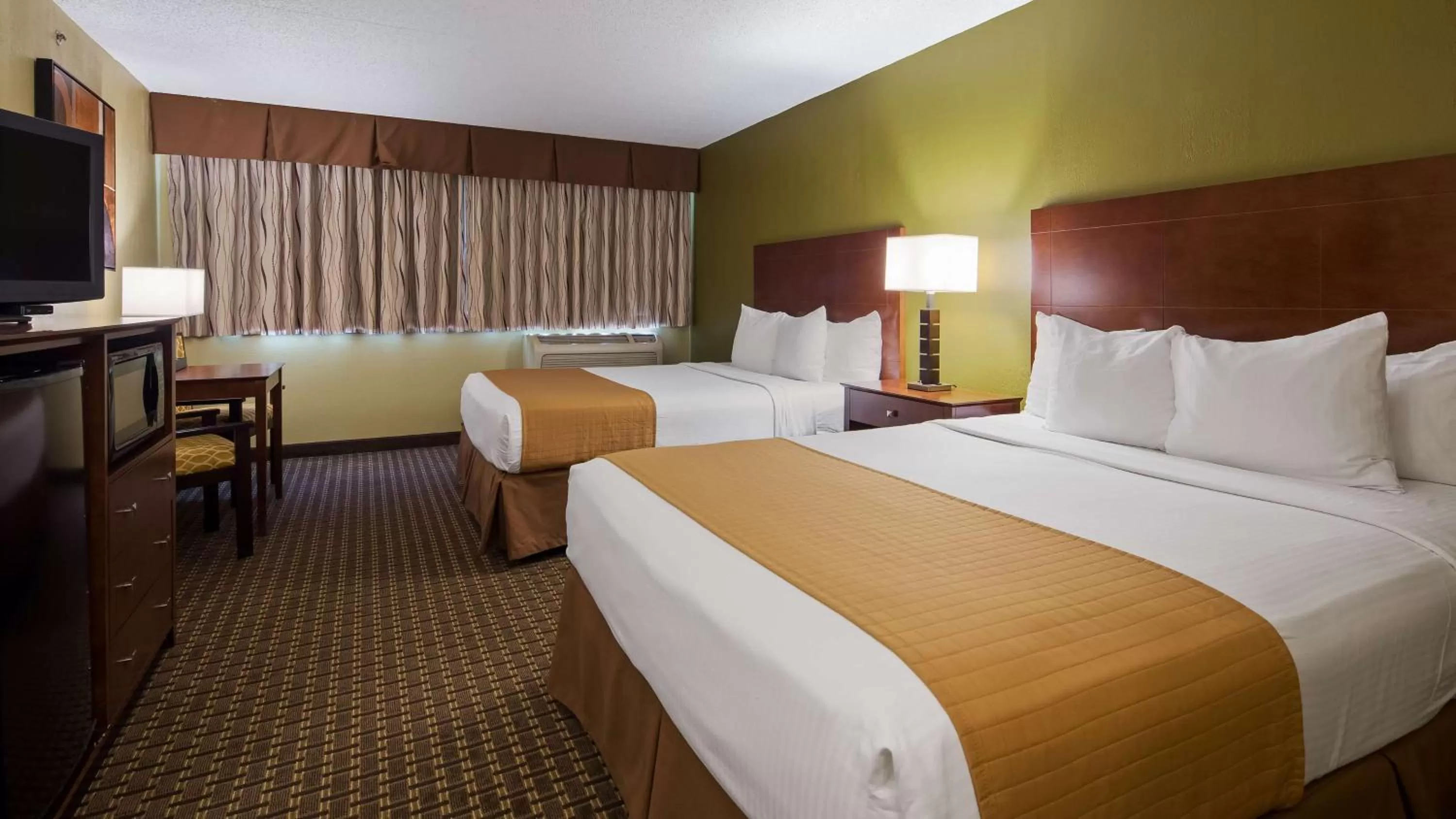 Photo of the whole room, Bed in Best Western Executive Inn Kenosha - Pleasant Prairie