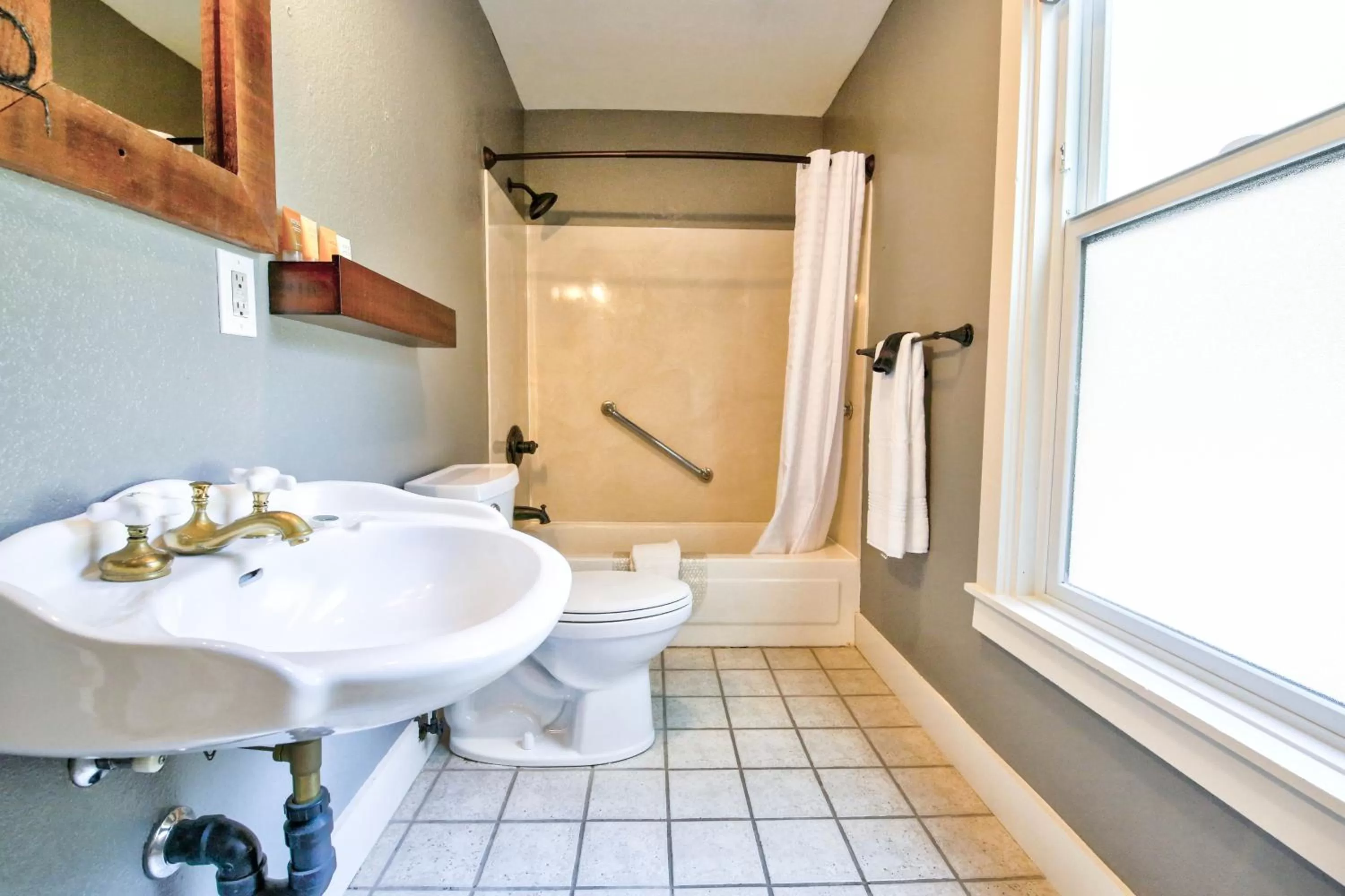 Toilet in The Groveland Hotel