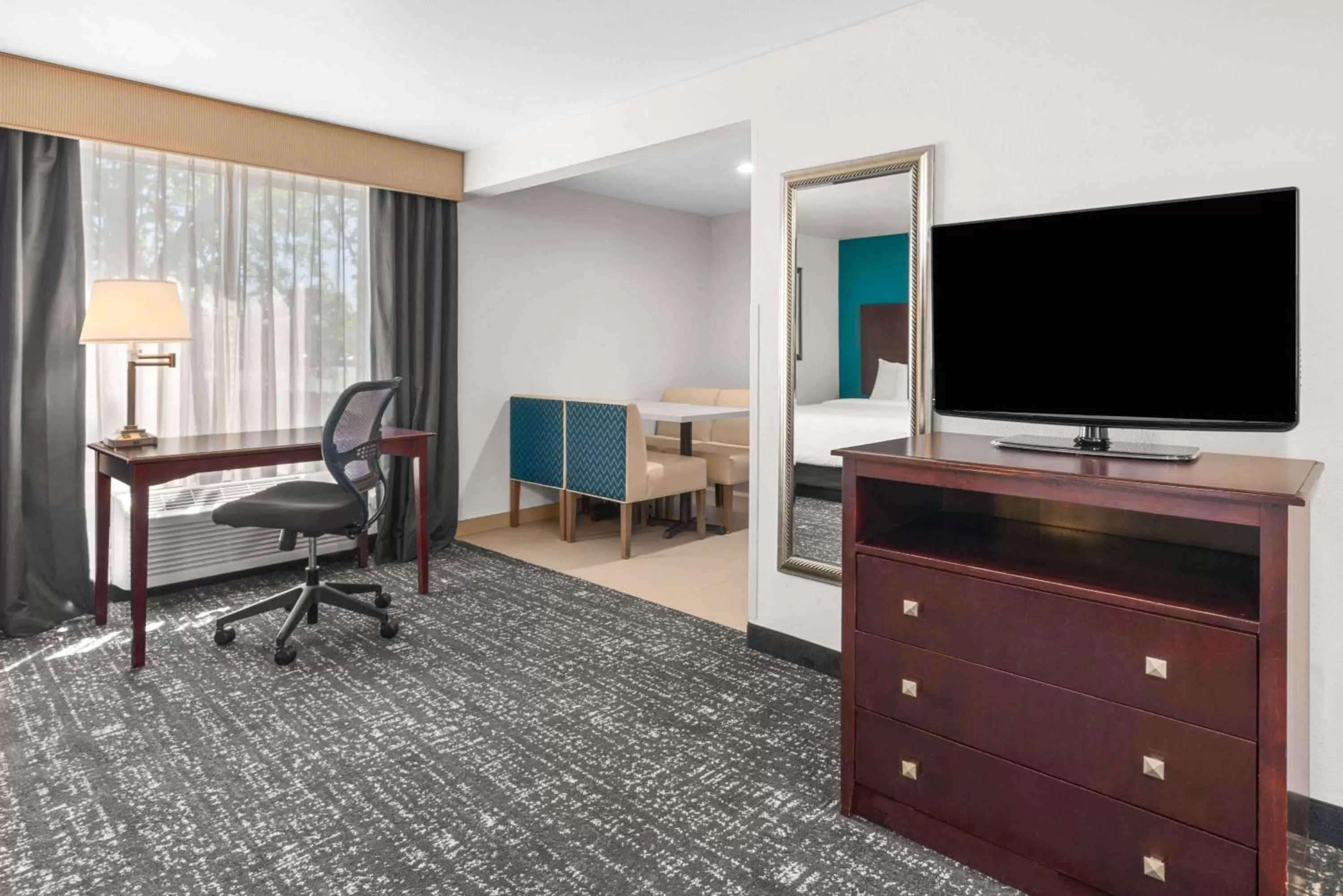 Photo of the whole room in La Quinta by Wyndham Portland NW